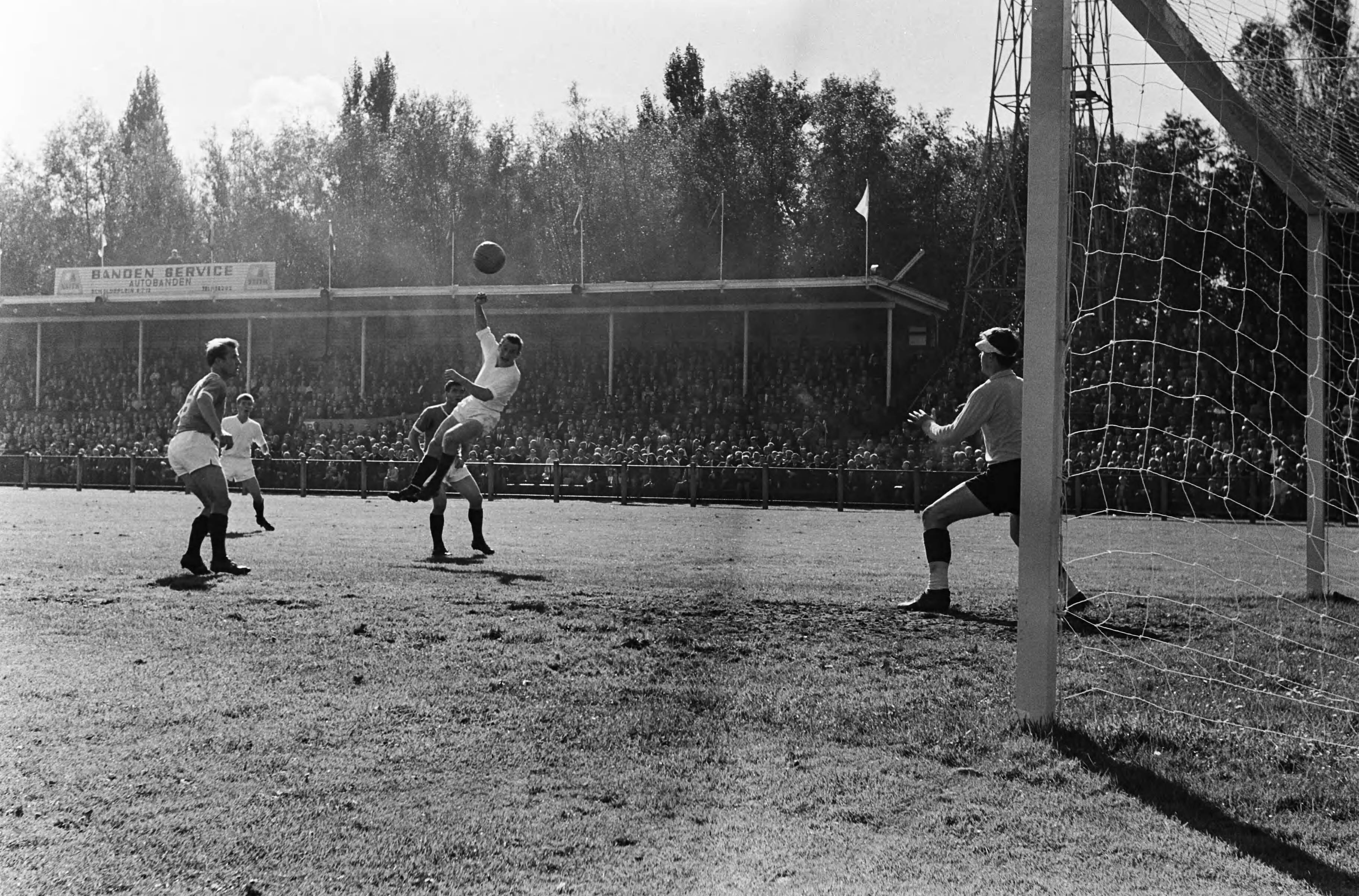 Fotocollectie Anefo — Voetbal. ADO tegen Fortuna '54 1-2. Spelmoment — Foto: Koch, Eric / Anefo. Licentie: Set B: Rechtenvrij / Publiek Domein. Bron: Nationaal Archief. http://hdl.handle.net/10648/aa7b29ee-d0b4-102d-bcf8-003048976d84
