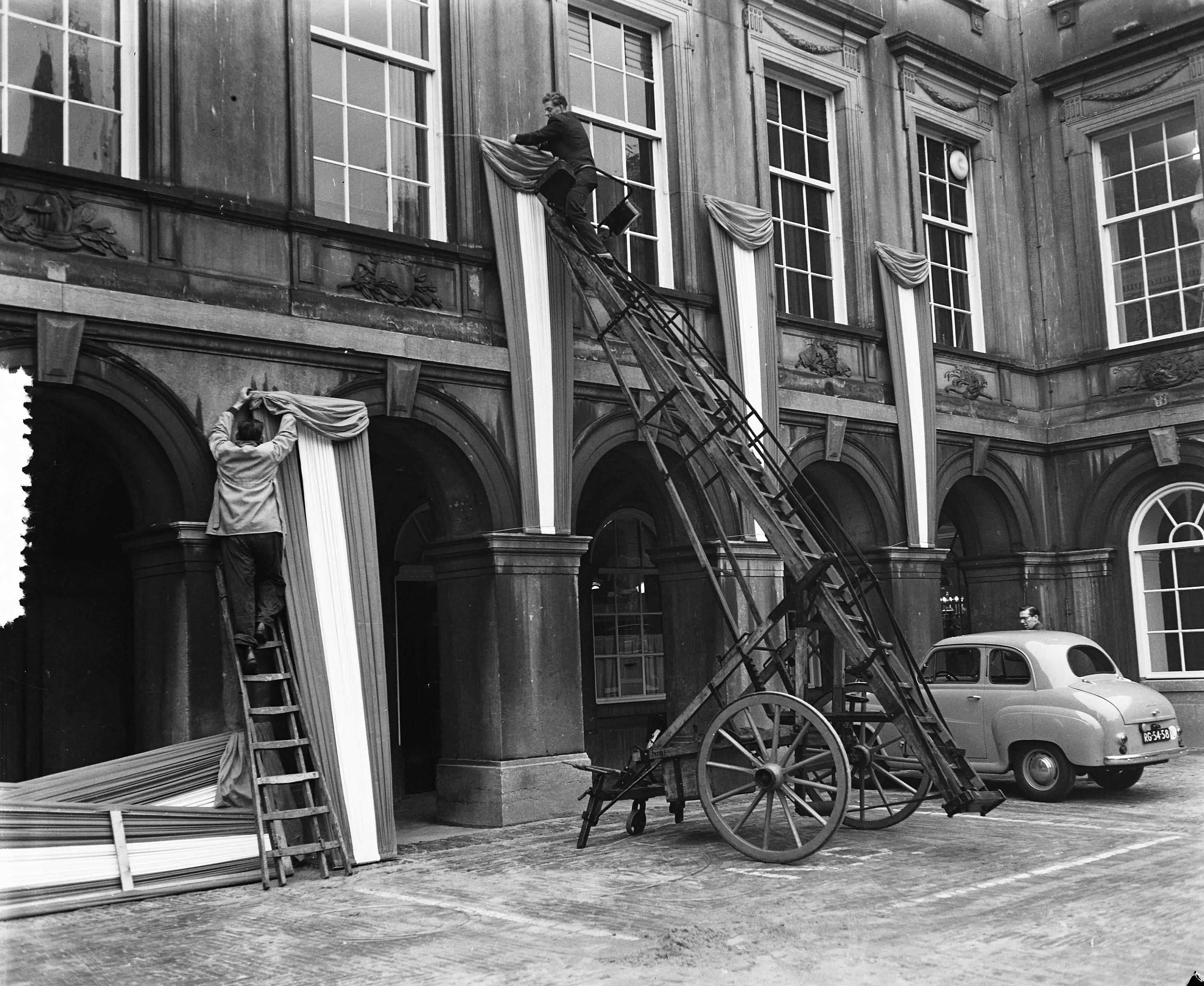 Fotocollectie Anefo — Versieringen op paleis Noordeinde te Den Haag, t.g.v. de verjaardag van Prinses Beatrix — Foto: Rossem, Wim van / Anefo. Licentie: Set B: Rechtenvrij / Publiek Domein. Bron: Nationaal Archief. http://hdl.handle.net/10648/a9422dd4-d0b4-102d-bcf8-003048976d84