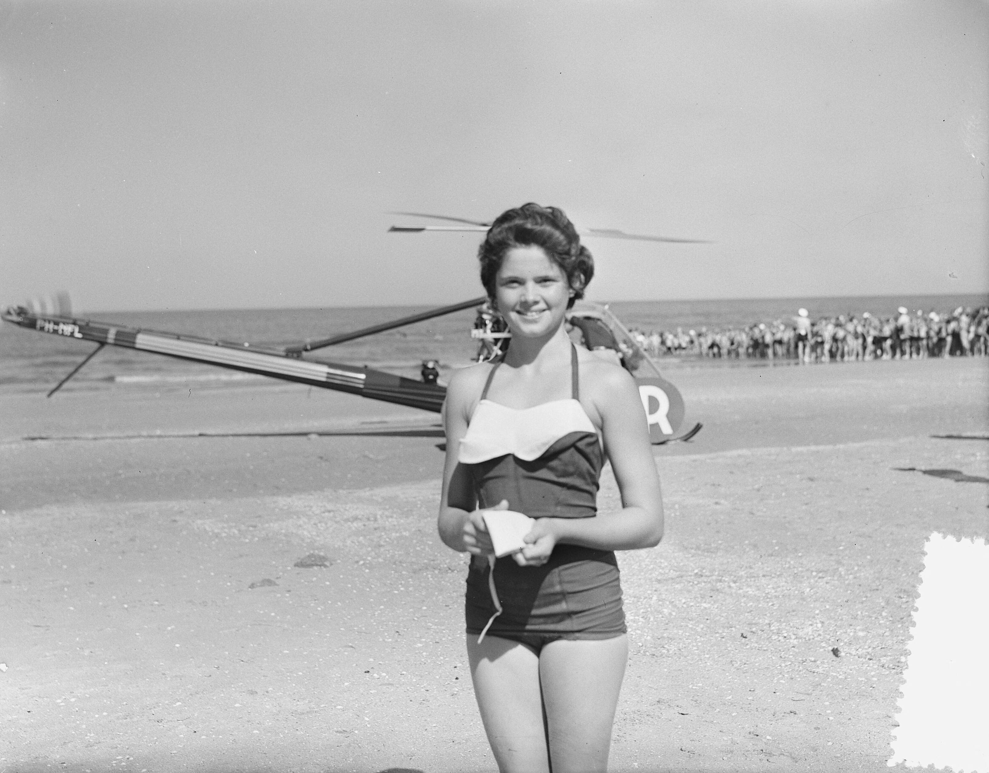 Fotocollectie Anefo — Demonstratie helicopter van Aero Ypenburg met reddingsnet bij het strand van Scheveningen. De 14-jarige Marion-Antoinette Verlinden vervulde de rol van "drenkelinge" — Foto: Bilsen, Joop van / Anefo. Licentie: Set B: Rechtenvrij / Publiek Domein. Bron: Nationaal Archief. http://hdl.handle.net/10648/a939fcf4-d0b4-102d-bcf8-003048976d84