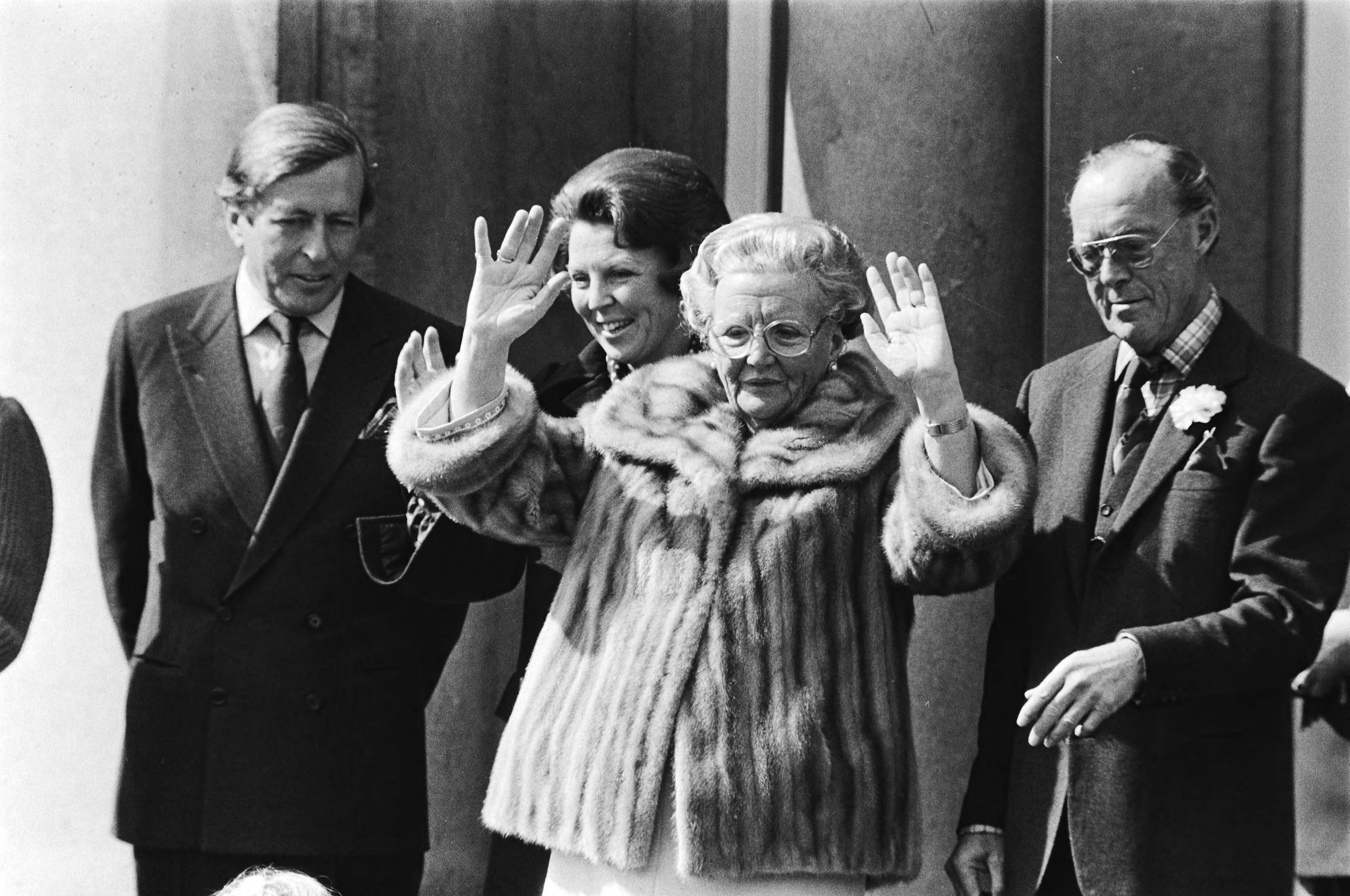 Defilé Soestdijk — Zwaaiende majesteit — Foto: Croes, Rob C. / Anefo. Licentie: Set B: Rechtenvrij / Publiek Domein. Bron: Nationaal Archief. http://hdl.handle.net/10648/acc91cec-d0b4-102d-bcf8-003048976d84