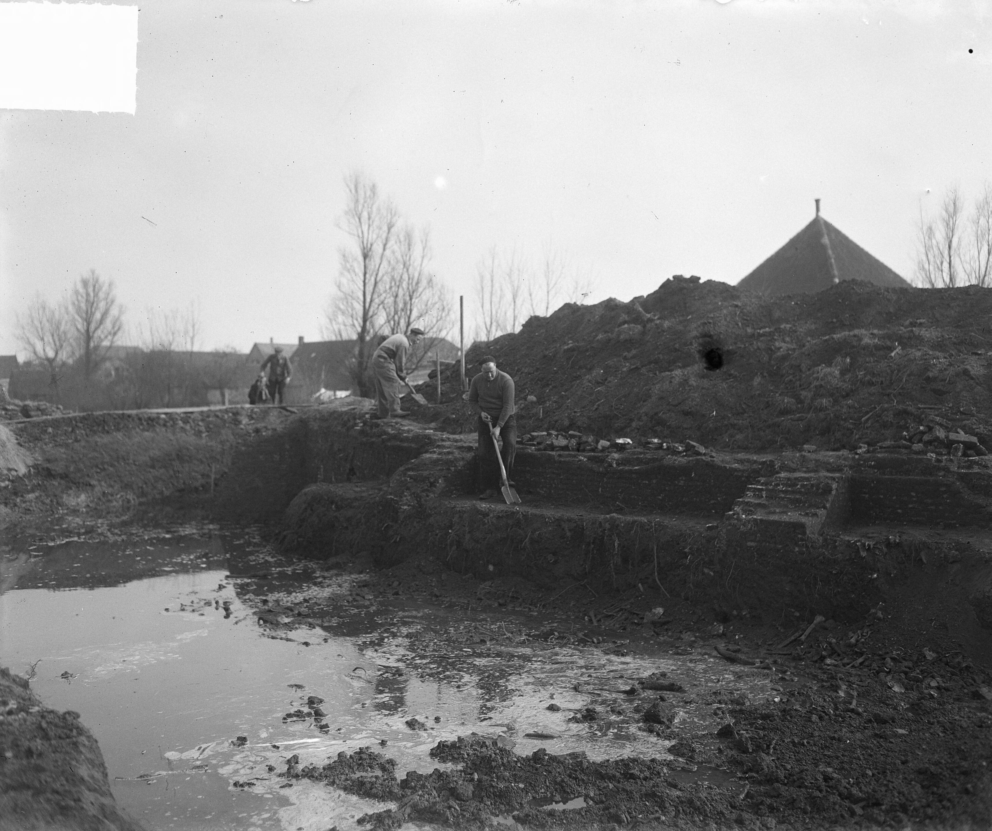 Fotocollectie Anefo — Opgravingen bij de Nederlands Hervormde Kerk in Wormer — Foto: Winterbergen, Rolf / Anefo. Licentie: Set B: Rechtenvrij / Publiek Domein. Bron: Nationaal Archief. http://hdl.handle.net/10648/a8d5bdd4-d0b4-102d-bcf8-003048976d84
