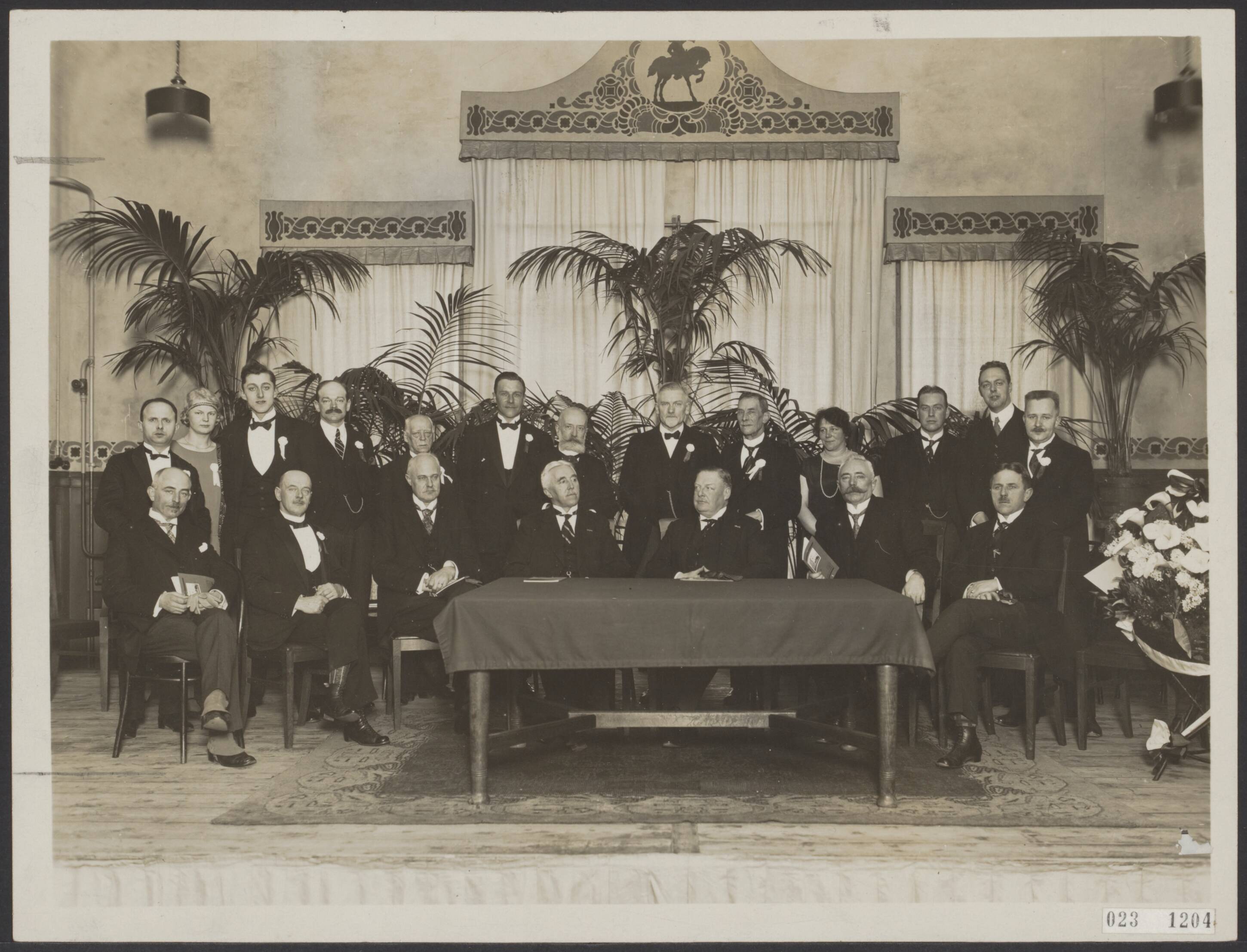 Fotocollectie Elsevier Binnenland — 60-jarig bestaan HBS te Zaandam. Zittend vlnr ?, Dr. C.H. v.d. Broek, directeur; Mr. S.H. Vening Meinesz (griffier provincie-Noord-Holland); G. Bolkestein (4e van links), inspecteur Middelbaar Onderwijs; jhr. mr. dr. A. Röell, commissaris der Koningin (3e van rechts), K. ter Laan burgemeester, en J.C. Fermie, wethouder — Foto: N.V. Vereenigde Fotobureaux. Licentie: Set B: Rechtenvrij / Publiek Domein. Bron: Nationaal Archief. http://hdl.handle.net/10648/add64e66-d0b4-102d-bcf8-003048976d84