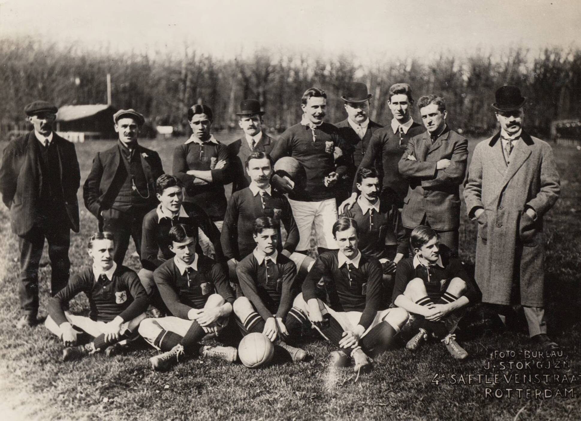 KNVB Fotocollectie — Nederlands elftal voor de interland tegen België. Staand, van links naar rechts: scheidsrechter Howcroft, oefenmeester Edgar Chadwick, Karel Heijting, Van de Berg (NVB), Reinier Beeuwkes, Blöte (NVB), Otten, grensrechter Meerum Terwogt en Hirschmann (NVB). Zittend, middelste rij: Leo Bosschart, Bok de Korver en Arnold Hörburger. Zittend, voorste rij: Caius Welcker, Guus Lutjens, Mannes Francken, Jan Thomée en Dé Kessler. Nederland - België (7-0), gespeeld op 10 april 1910 op het HFC-terrein te Haarlem. Opstelling: Reinier Beeuwkes (DFC), Karel Heijting (HVV), Louis Otten (Quick den Haag, aanvoerder), Leo Bosschart (Quick den Haag), Bok de Korver (Sparta), Arnold Hörburger (VOC), Caius Welcker (Quick den Haag), Guus Lutjens (HVV), Mannes Francken (HFC), Jan Thomée (Concordia) en Dé Kessler (HVV) — Foto: Fotograaf Onbekend / KNVB. Licentie: Set B: Rechtenvrij / Publiek Domein. Bron: Nationaal Archief. http://hdl.handle.net/10648/af7ff60e-d0b4-102d-bcf8-003048976d84