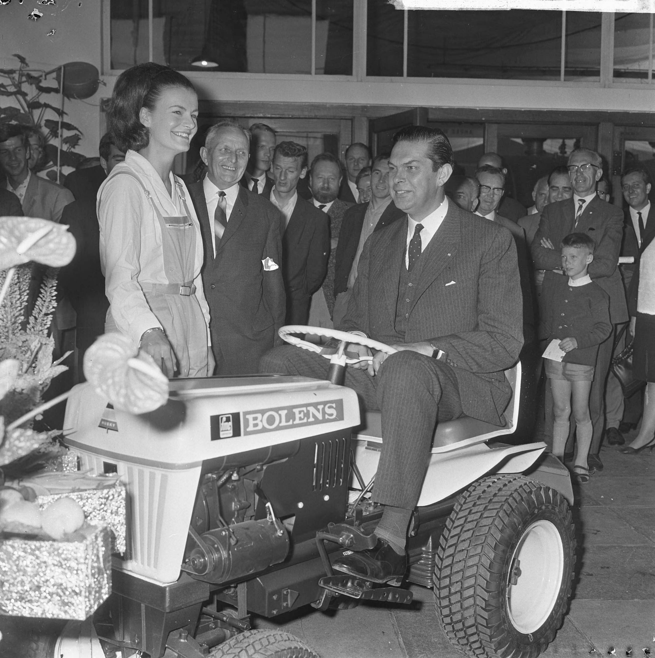 Fotocollectie Anefo — Technische Tuinbouwbeurs door minister Biesheuvel in Houtrusthallen te Den Haag geopend — Foto: Koch, Eric / Anefo. Licentie: Set B: Rechtenvrij / Publiek Domein. Bron: Nationaal Archief. http://hdl.handle.net/10648/aab4032c-d0b4-102d-bcf8-003048976d84