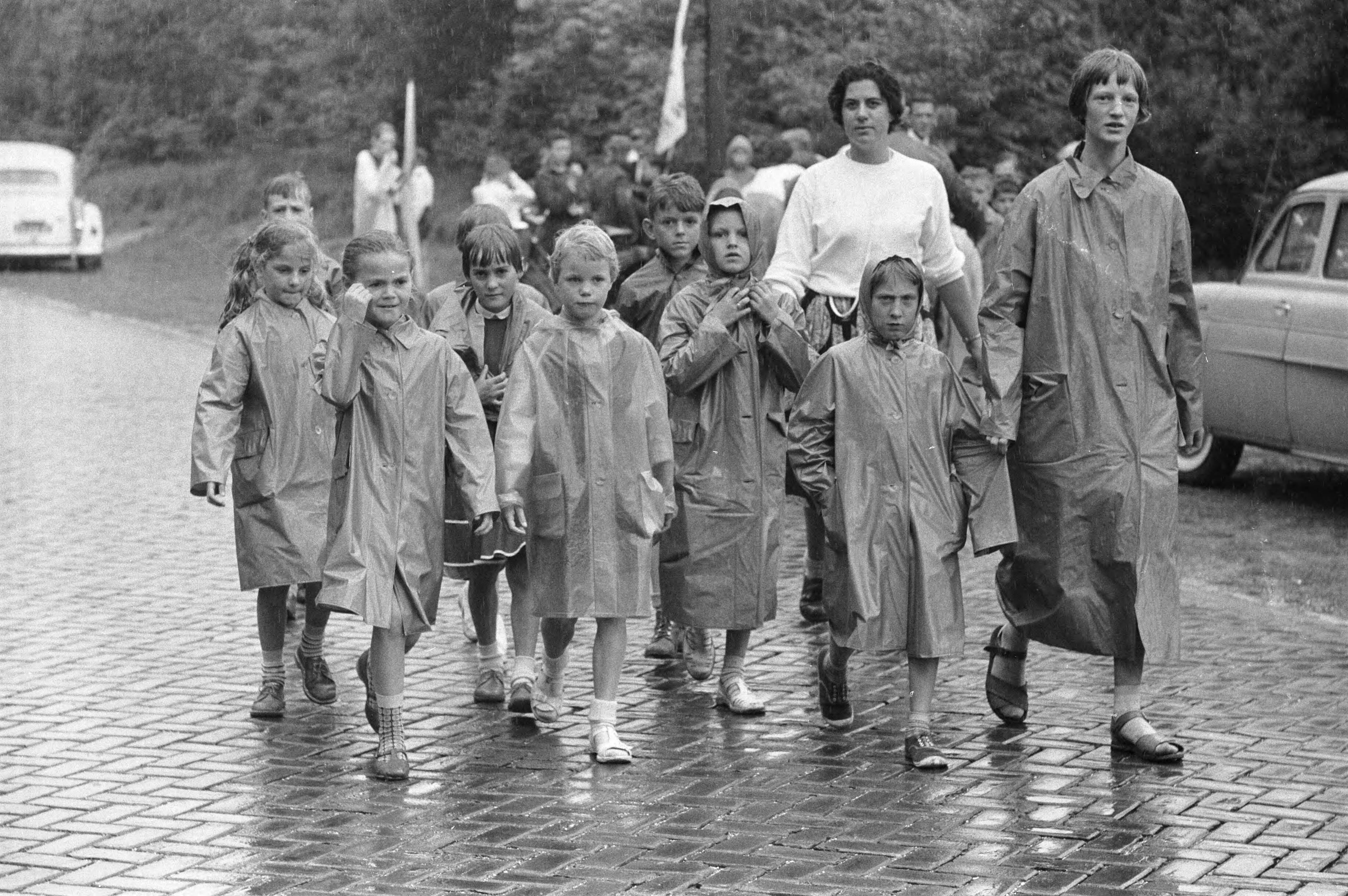 Fotocollectie Anefo — Start van de Jeugdvierdaagse te Breda [in de regen] — Foto: Pot, Harry / Anefo. Licentie: Set B: Rechtenvrij / Publiek Domein. Bron: Nationaal Archief. http://hdl.handle.net/10648/a9b662e4-d0b4-102d-bcf8-003048976d84