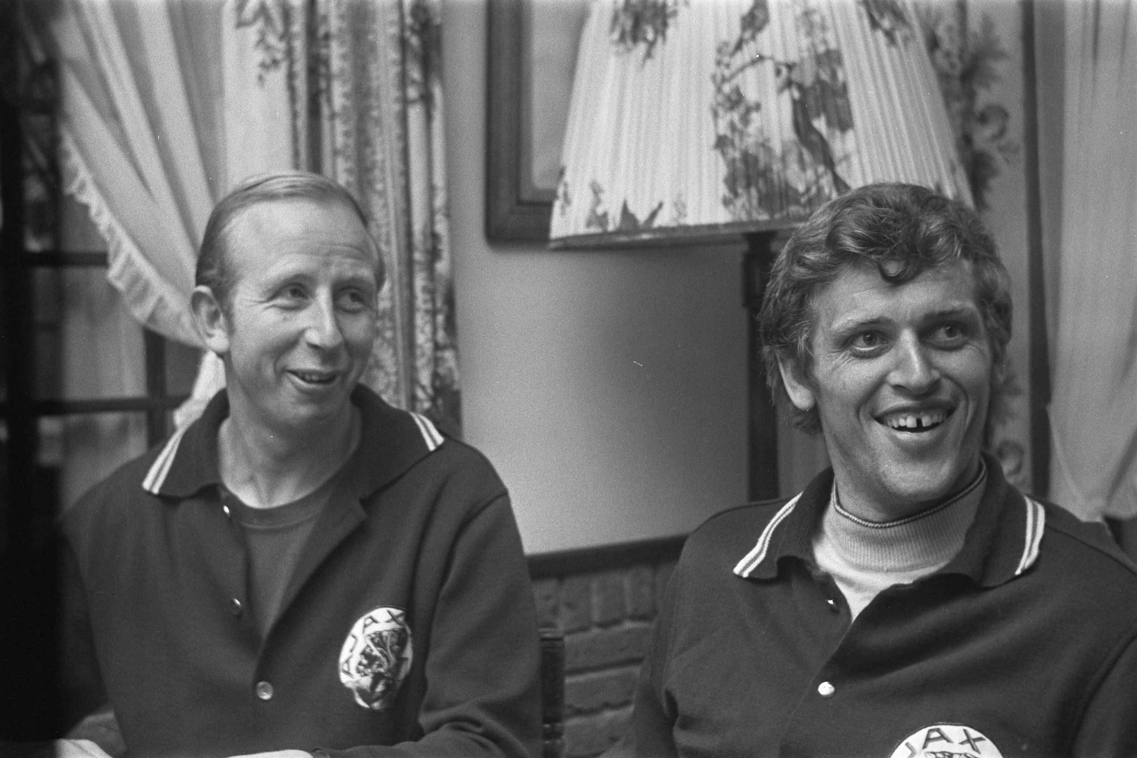 Fotocollectie Anefo — Ajax in retraite in Wassenaar voor de halve Cupfinale tegen Spartak links Henk Groot en Piet Keizer amuseren zich met kaarten — Foto: Evers, Joost / Anefo. Licentie: Set B: Rechtenvrij / Publiek Domein. Bron: Nationaal Archief. http://hdl.handle.net/10648/ab653da4-d0b4-102d-bcf8-003048976d84