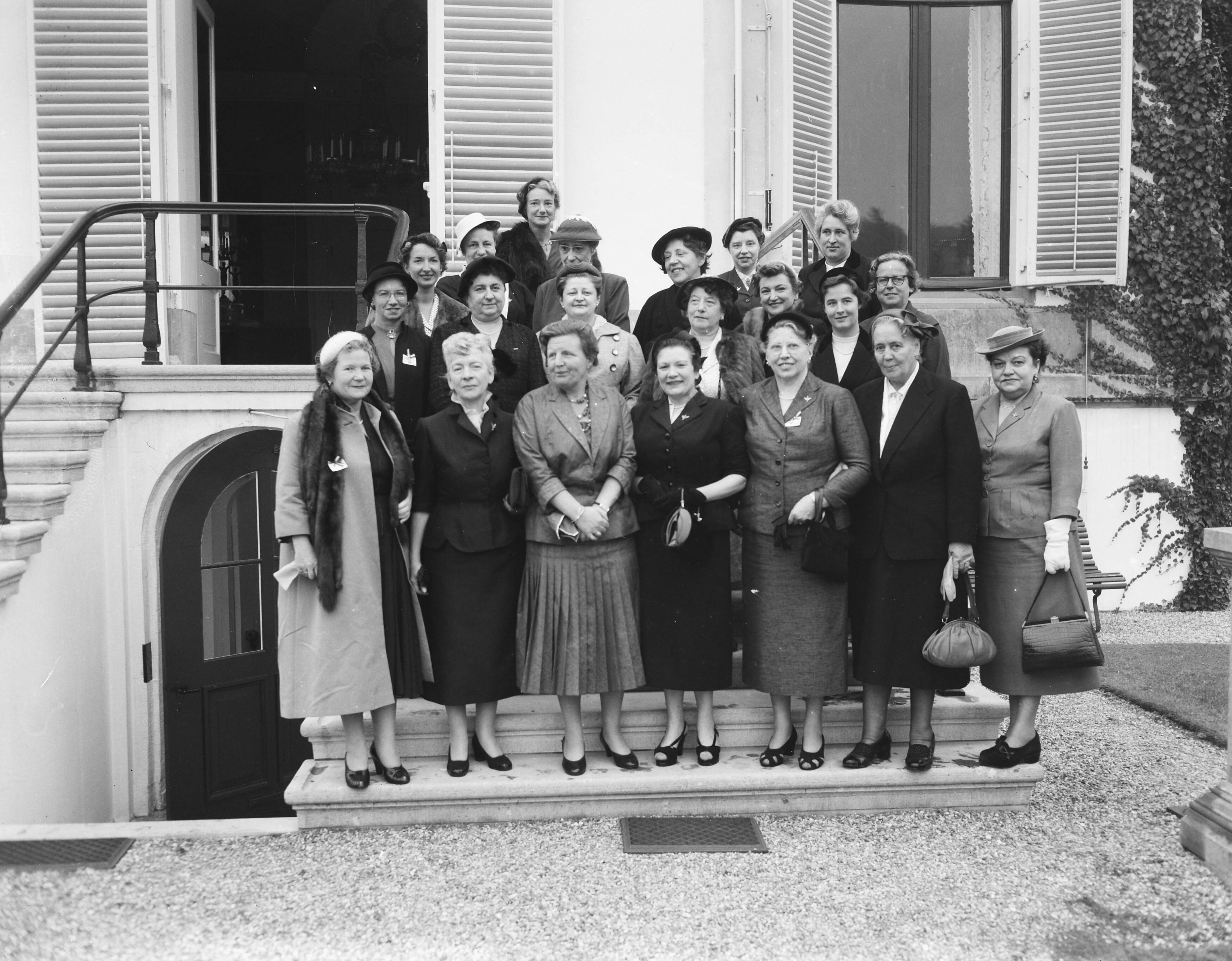 Fotocollectie Anefo — Koningin Juliana ontvangt een delegatie van het congres van vrouwelijke bedrijfshoofden op paleis Soestdijk — Foto: Noske, J.D. / Anefo. Licentie: Set B: Rechtenvrij / Publiek Domein. Bron: Nationaal Archief. http://hdl.handle.net/10648/a93b7ca0-d0b4-102d-bcf8-003048976d84