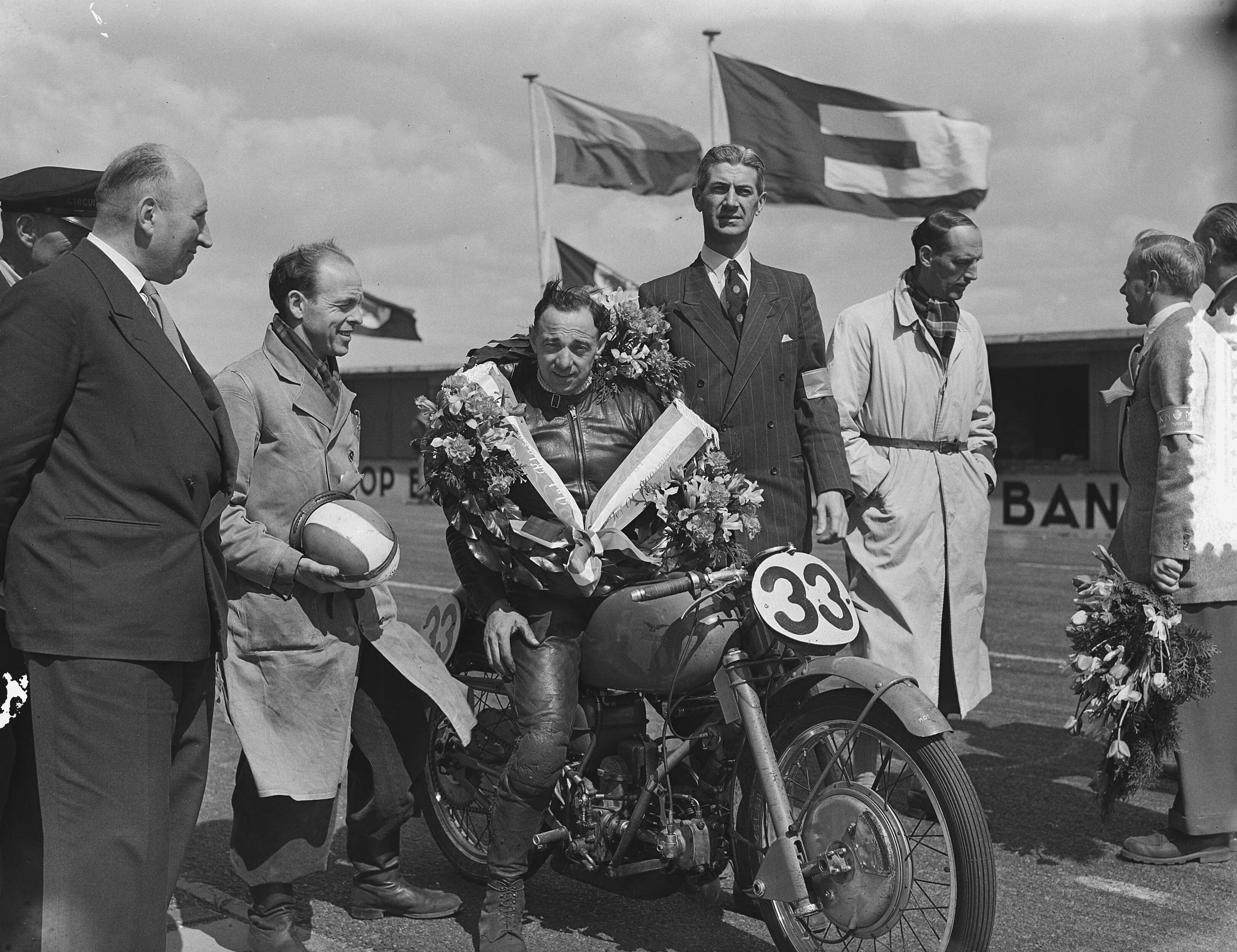 Fotocollectie Anefo — Motorraces Zandvoort. Winnaar Alex Mayer (Oostenrijk) Moto Guzzi 250cc — Foto: Bilsen, Joop van / Anefo. Licentie: Set B: Rechtenvrij / Publiek Domein. Bron: Nationaal Archief. http://hdl.handle.net/10648/a90bbf4c-d0b4-102d-bcf8-003048976d84