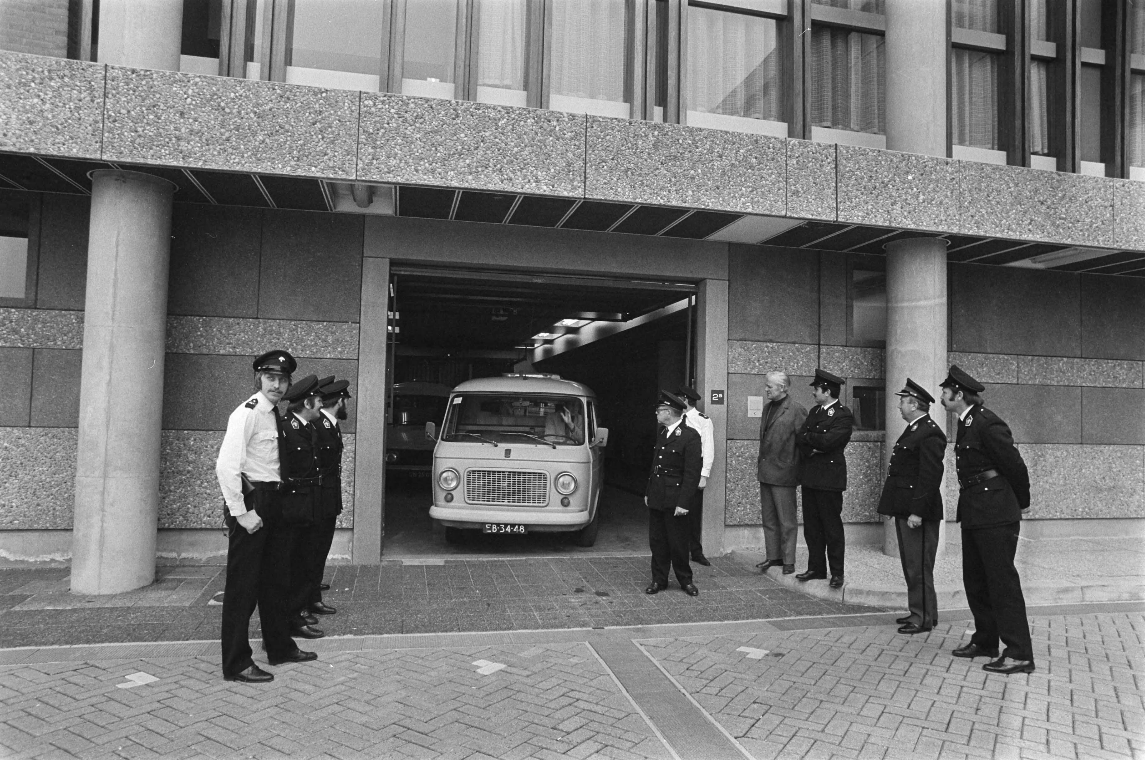 Fotocollectie Anefo — Verdachten Scheveningse gijzelingszaak voorgekomen in Den Haag ; busje met verdachte verlaat het Gerechtsgebouw — Foto: Mieremet, Rob / Anefo. Licentie: Set B: Rechtenvrij / Publiek Domein. Bron: Nationaal Archief. http://hdl.handle.net/10648/ac6276ea-d0b4-102d-bcf8-003048976d84