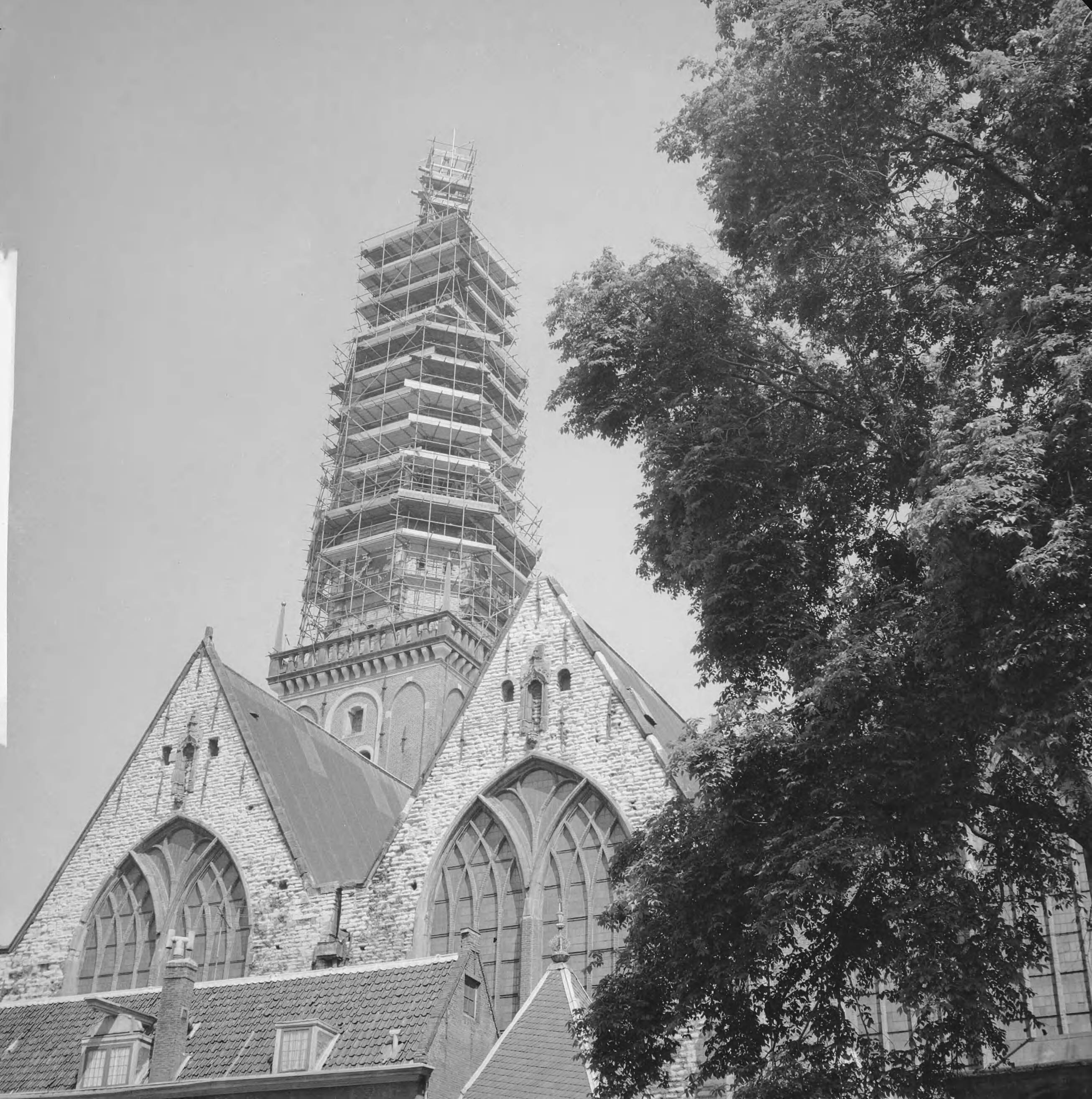 Fotocollectie Anefo — Oude Kerk in Amsterdam in de steigers — Foto: Nijs, Jac. de / Anefo. Licentie: Set B: Rechtenvrij / Publiek Domein. Bron: Nationaal Archief. http://hdl.handle.net/10648/aa0cab0e-d0b4-102d-bcf8-003048976d84