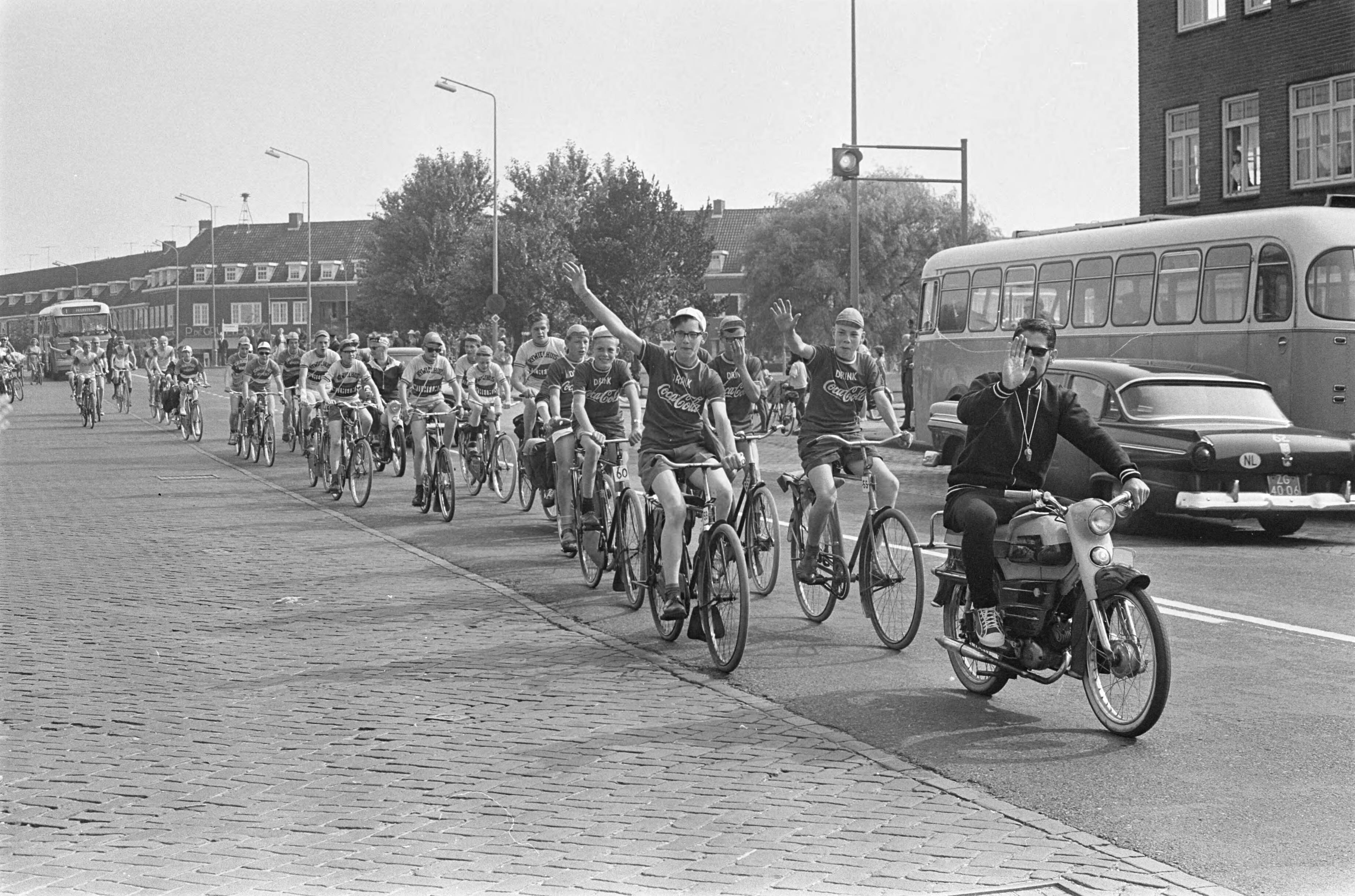 Fotocollectie Anefo — Haarlemse Muggentoer gestart. Het vertrek van de karavaan van het Planetenplein te Haarlem — Foto: Gelderen, Hugo van / Anefo. Licentie: Set B: Rechtenvrij / Publiek Domein. Bron: Nationaal Archief. http://hdl.handle.net/10648/aa3f5ef0-d0b4-102d-bcf8-003048976d84