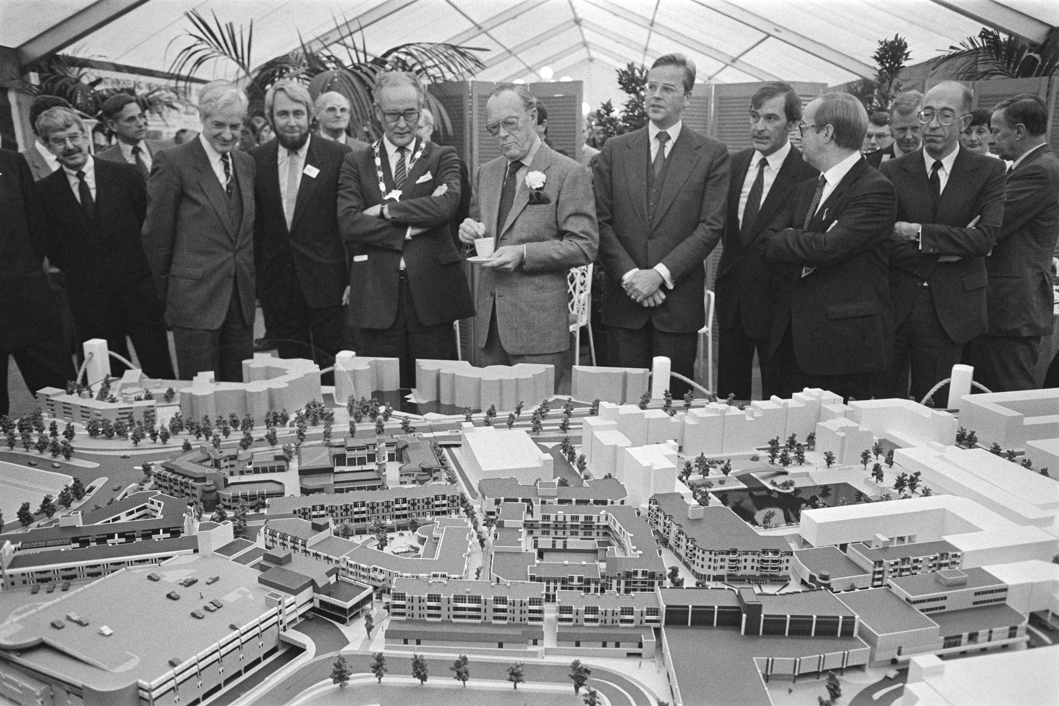 Fotocollectie Anefo — Prins Bernhard slaat eerste paal in Zoetermeer voor uitvoeringsfase twee van het stadscentrum; Bernhard bekijkt maquette stadscentrum — Foto: Croes, Rob C. / Anefo. Licentie: Set B: Rechtenvrij / Publiek Domein. Bron: Nationaal Archief. http://hdl.handle.net/10648/ad3287f4-d0b4-102d-bcf8-003048976d84