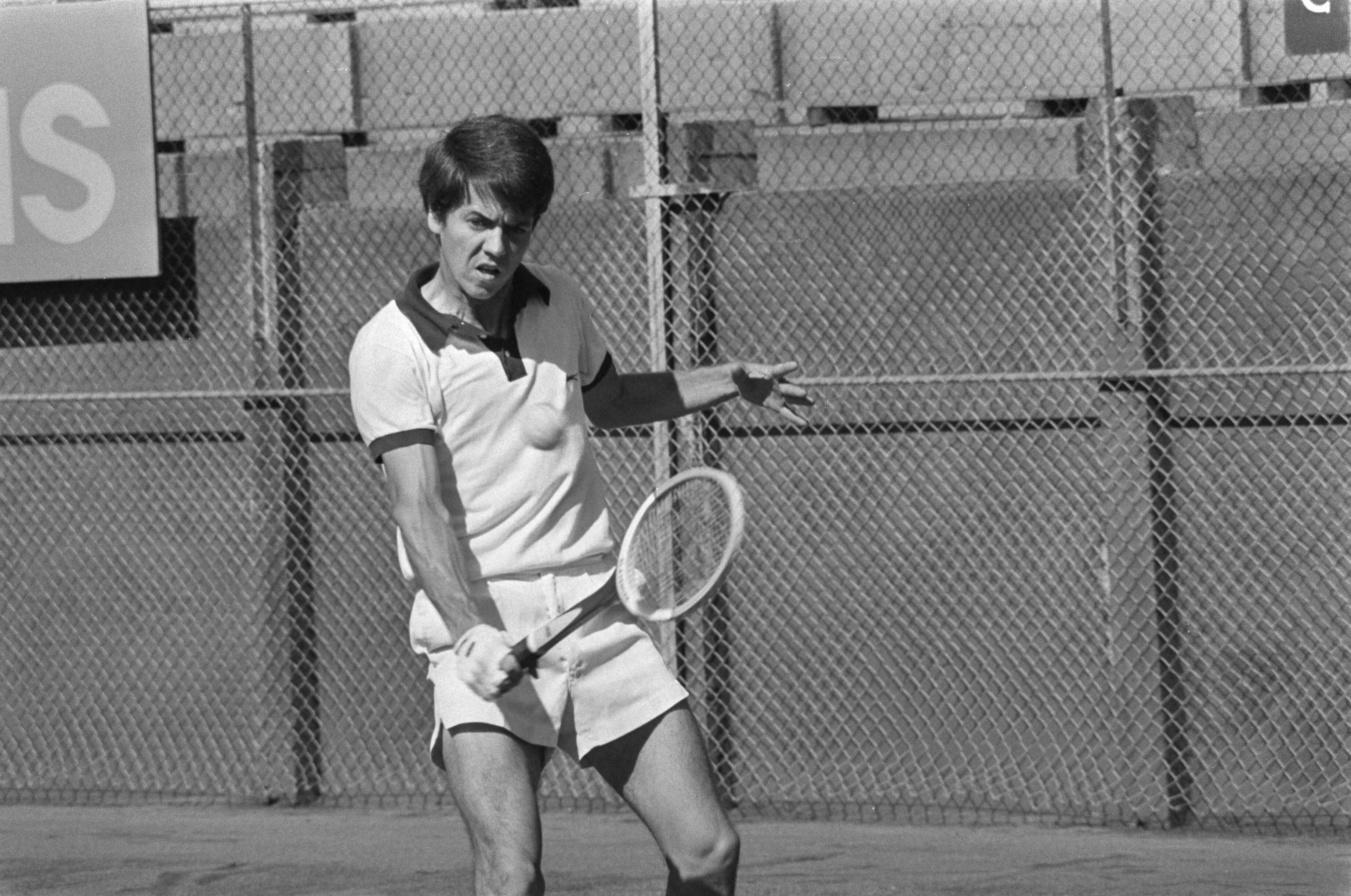 Fotocollectie Anefo — Nationale tenniskampioenschappen, Scheveningen; Peter Soeters in aktie — Foto: Mieremet, Rob / Anefo. Licentie: Set B: Rechtenvrij / Publiek Domein. Bron: Nationaal Archief. http://hdl.handle.net/10648/ac52b0b6-d0b4-102d-bcf8-003048976d84