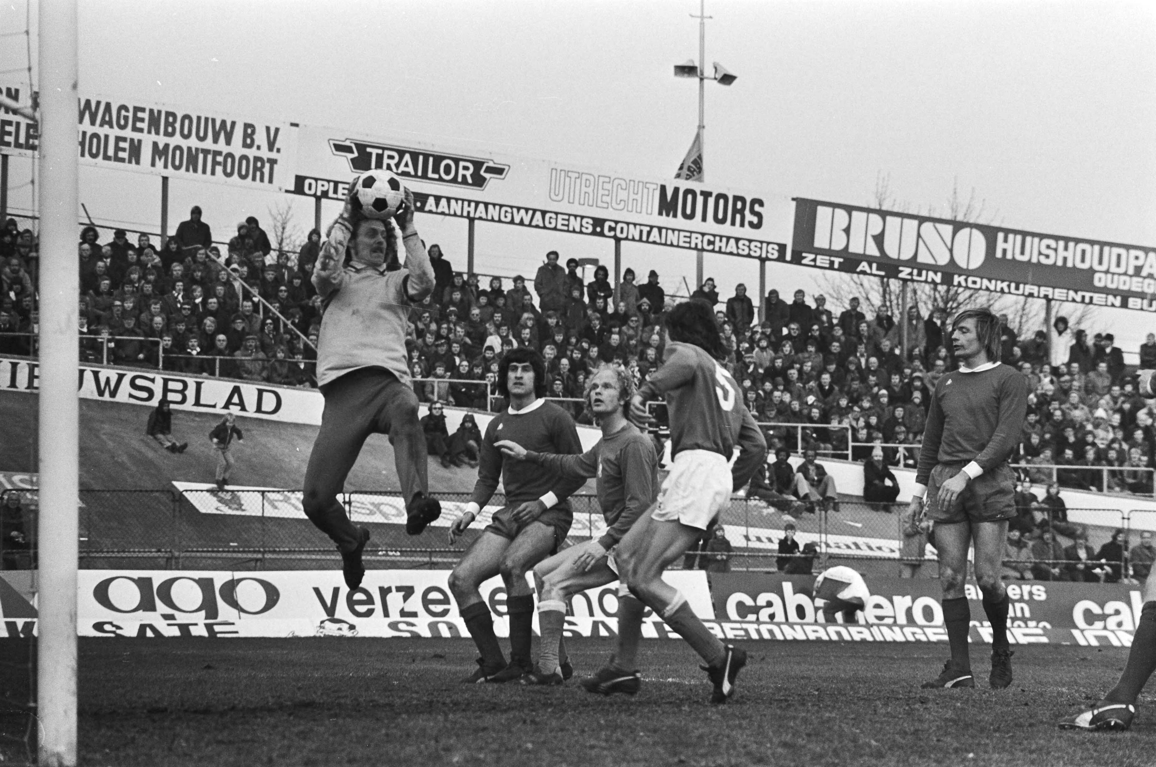Fotocollectie Anefo — Utrecht tegen Ajax 1-1; keeper Henriksen (links) en Ruud Geels — Foto: Bogaerts, Rob / Anefo. Licentie: Set B: Rechtenvrij / Publiek Domein. Bron: Nationaal Archief. http://hdl.handle.net/10648/ac7eb9cc-d0b4-102d-bcf8-003048976d84