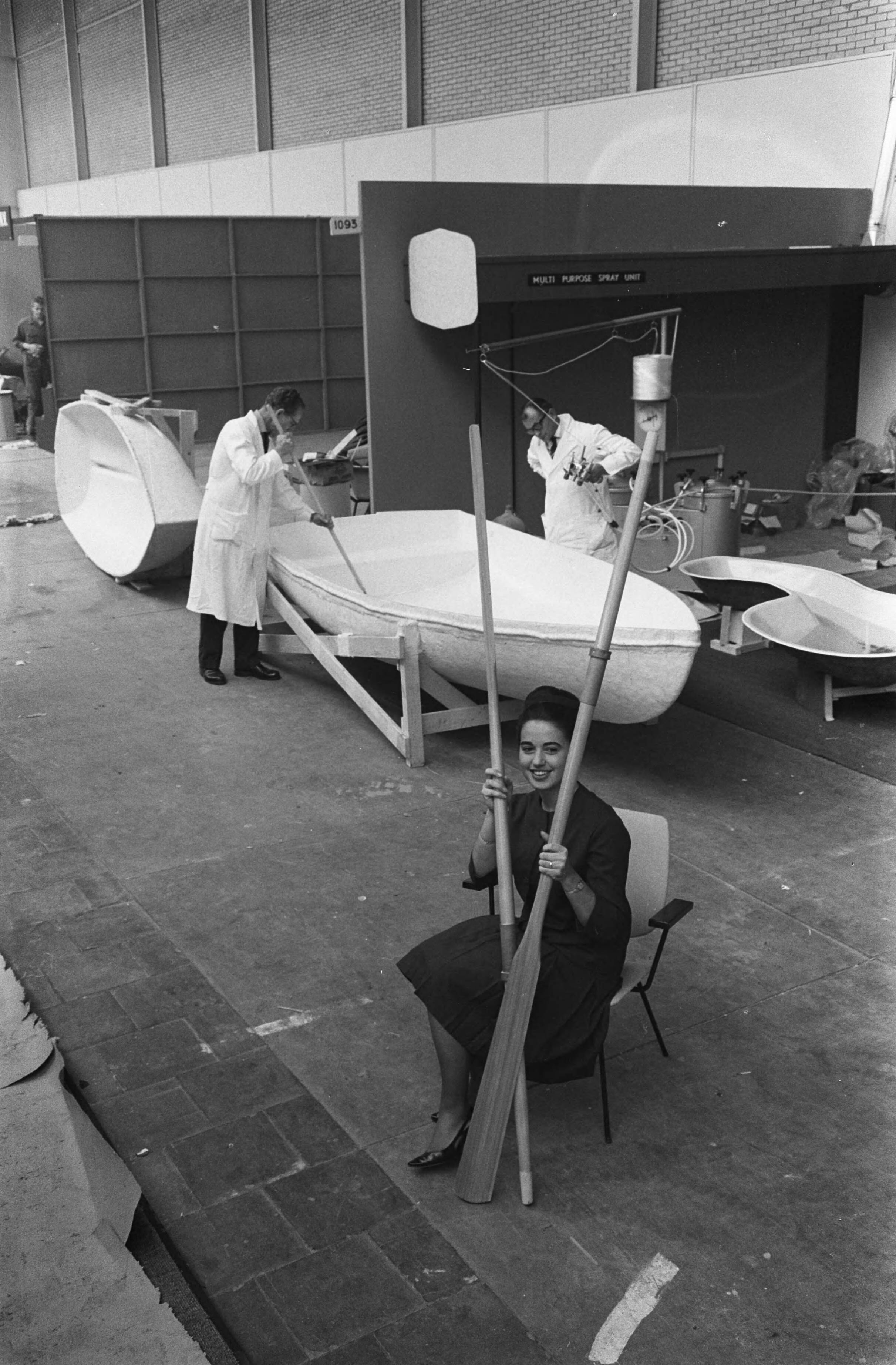 Fotocollectie Anefo — Tentoonstelling MacroPlastic 1962 in de Jaarbeurs te Utrecht, de firma Zaco geeft demonstratie met de Multi Purpose spray Unit. De boot wordt behandeld, terwijl de roeister wacht — Foto: Pot, Harry / Anefo. Licentie: Set B: Rechtenvrij / Publiek Domein. Bron: Nationaal Archief. http://hdl.handle.net/10648/aa1bd55c-d0b4-102d-bcf8-003048976d84
