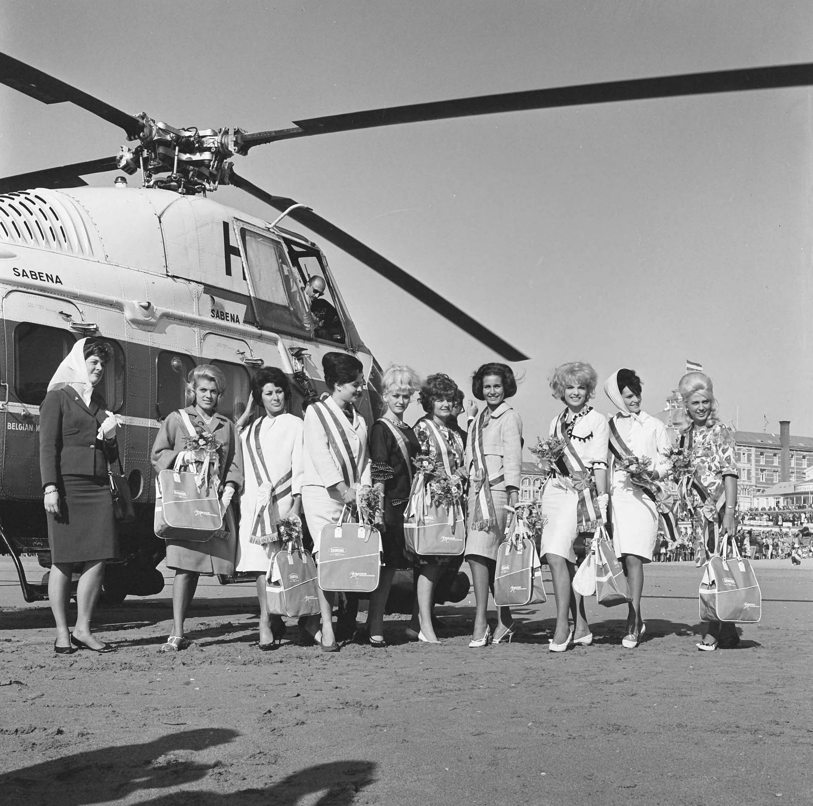 Fotocollectie Anefo — Verkiezing Miss Benelux , aankomst van de missen op het strand van Scheveningen — Foto: Koch, Eric / Anefo. Licentie: Set B: Rechtenvrij / Publiek Domein. Bron: Nationaal Archief. http://hdl.handle.net/10648/aa11e736-d0b4-102d-bcf8-003048976d84