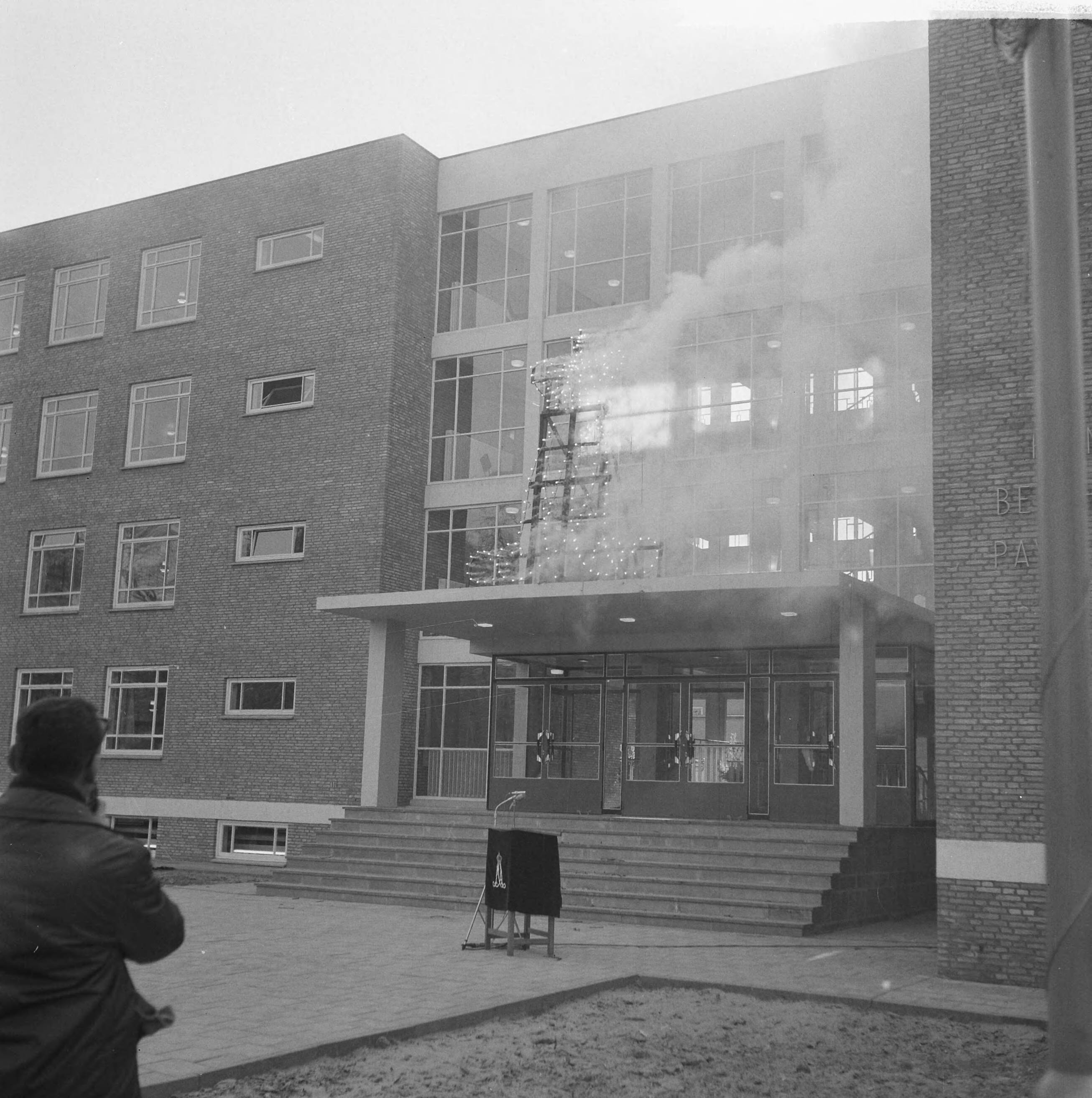 Fotocollectie Anefo — Prins Bernhard opende Prins Bernhardpaviljoen op de KMA te Breda. Het paviljoen, is een flatgebouw waarin de kadetten vanaf het tweede studiejaar een eigen kamer voor studie en legering beschik baar hebben — Foto: Nijs, Jac. de / Anefo. Licentie: Set B: Rechtenvrij / Publiek Domein. Bron: Nationaal Archief. http://hdl.handle.net/10648/aa5634ea-d0b4-102d-bcf8-003048976d84