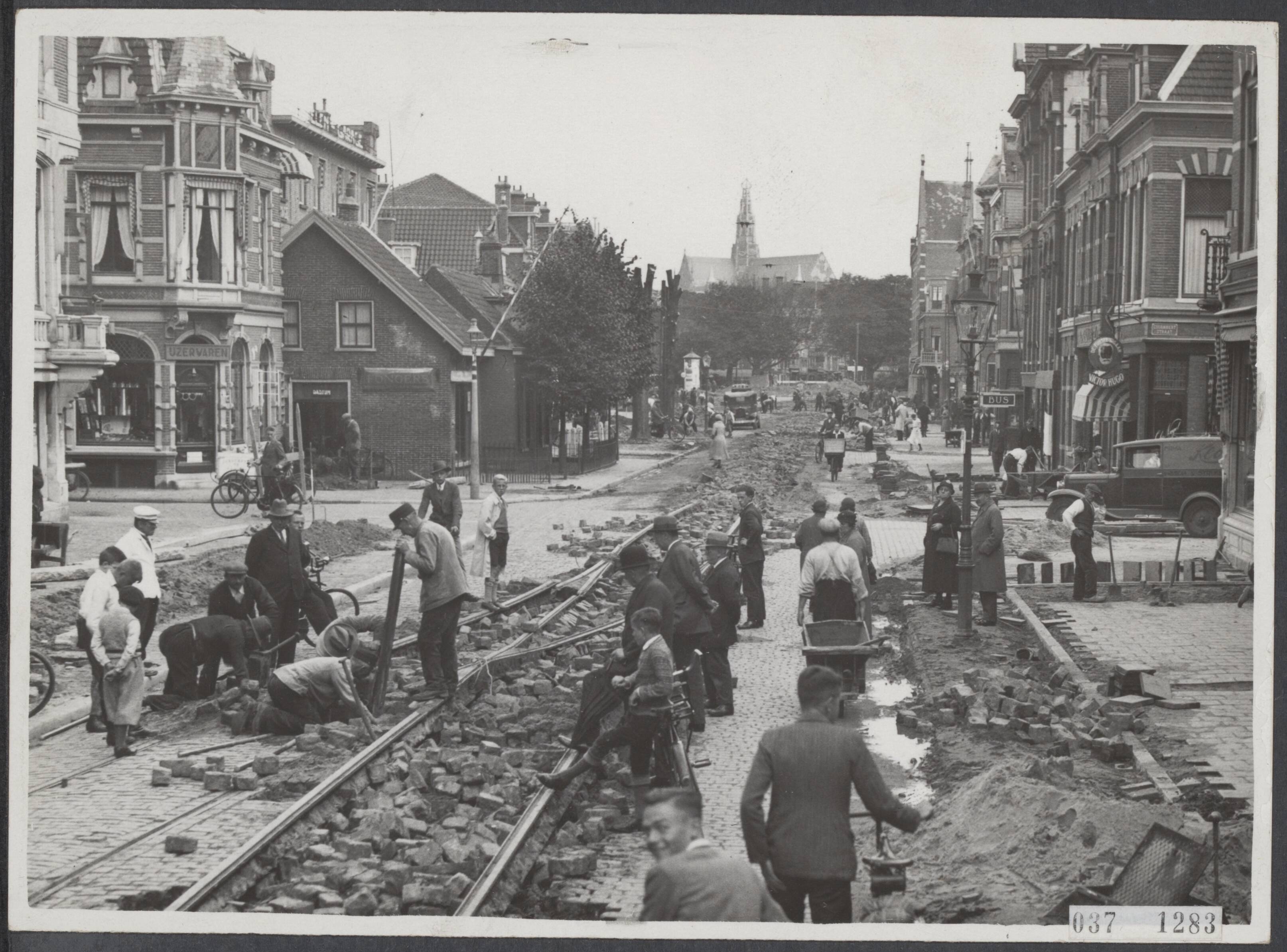 Fotocollectie Elsevier Binnenland — De Zijlweg te Haarlem die een verbinding vormt met Overveen en Zandvoort wordt eindelijk verbreedt en geasfalteerd — Foto: Fotobureau Stevens / Rechtenvrij. Licentie: Set B: Rechtenvrij / Publiek Domein. Bron: Nationaal Archief. http://hdl.handle.net/10648/adf01012-d0b4-102d-bcf8-003048976d84