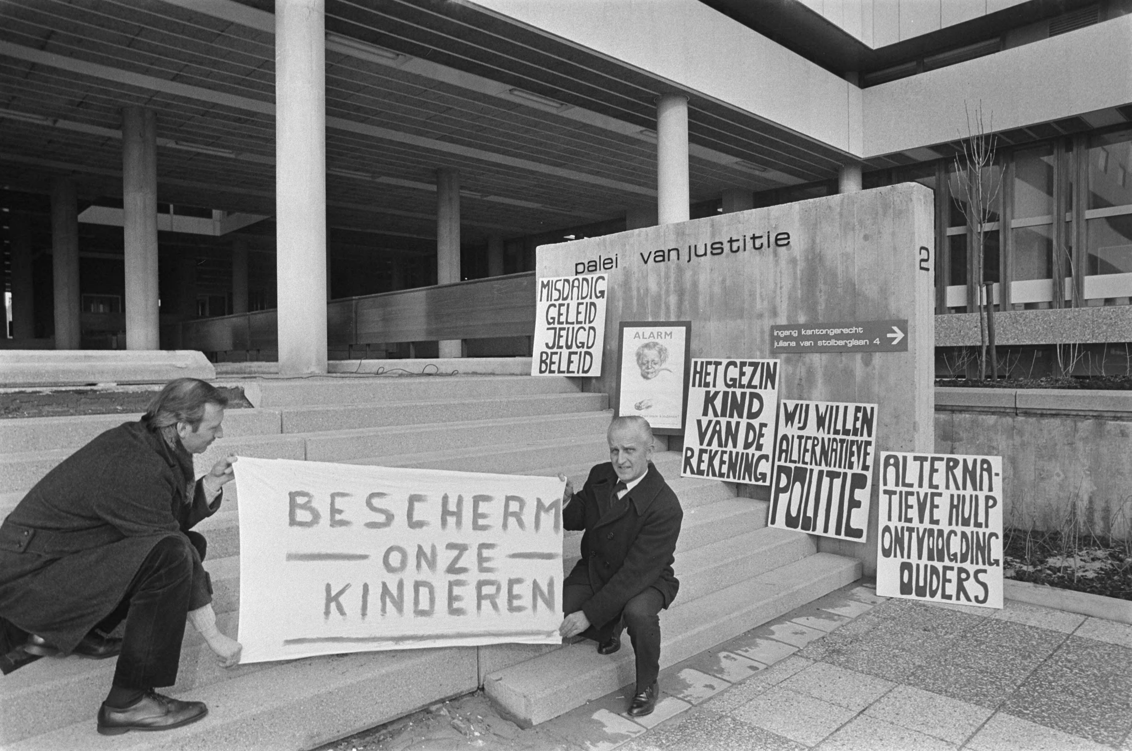 Fotocollectie Anefo — "Actiegroep voor verontruste ouders" demonstreert bij nie Paleis van Justitie in Den Haag ; nr. 32, 33 exterieur Paleis van Justitie (nieuw) — Foto: Mieremet, Rob / Anefo. Licentie: Set B: Rechtenvrij / Publiek Domein. Bron: Nationaal Archief. http://hdl.handle.net/10648/ac61df50-d0b4-102d-bcf8-003048976d84