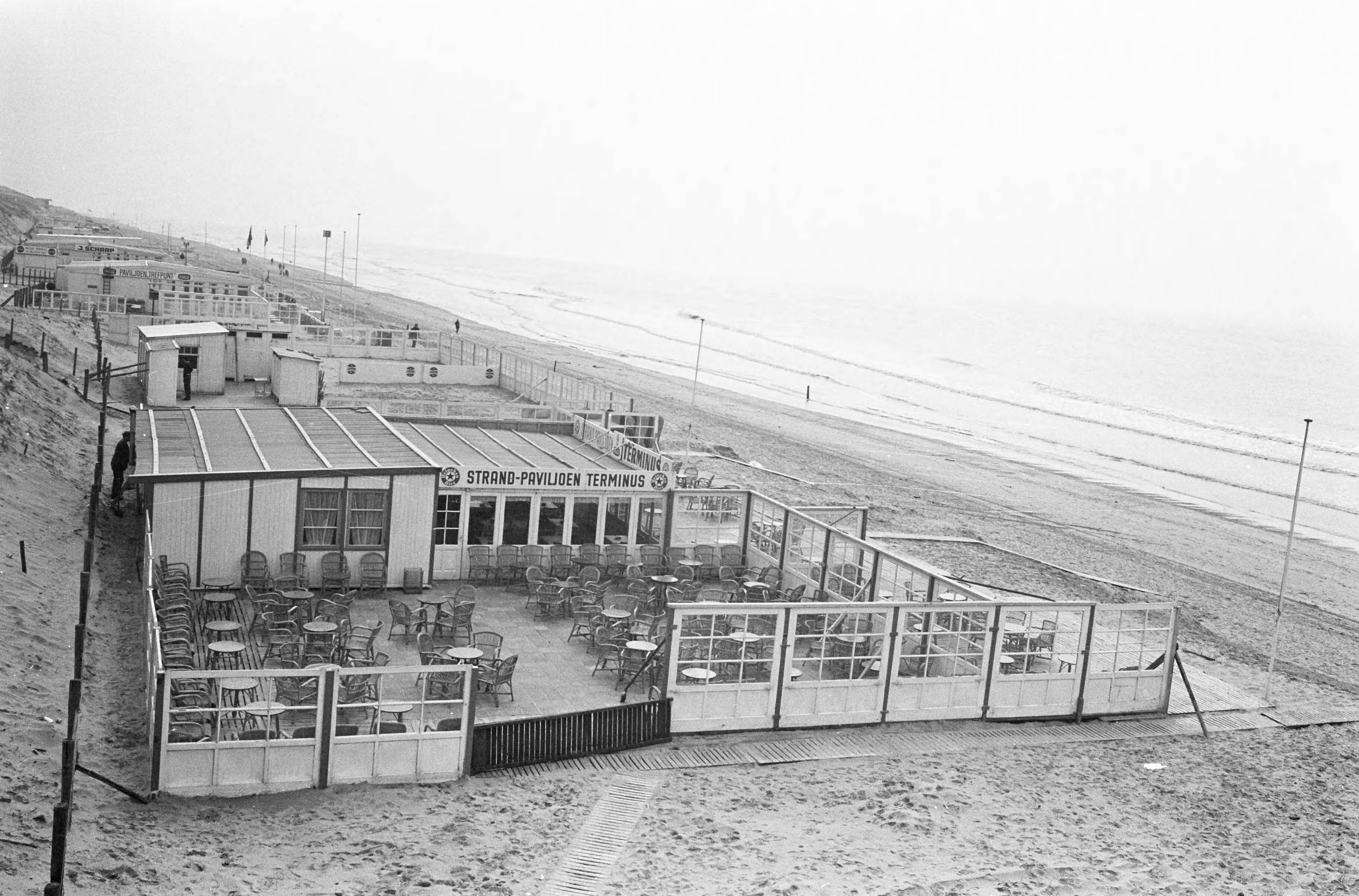 Fotocollectie Anefo — Strandtenten van Zandvoort verlaten — Foto: Koch, Eric / Anefo. Licentie: Set B: Rechtenvrij / Publiek Domein. Bron: Nationaal Archief. http://hdl.handle.net/10648/aae38840-d0b4-102d-bcf8-003048976d84