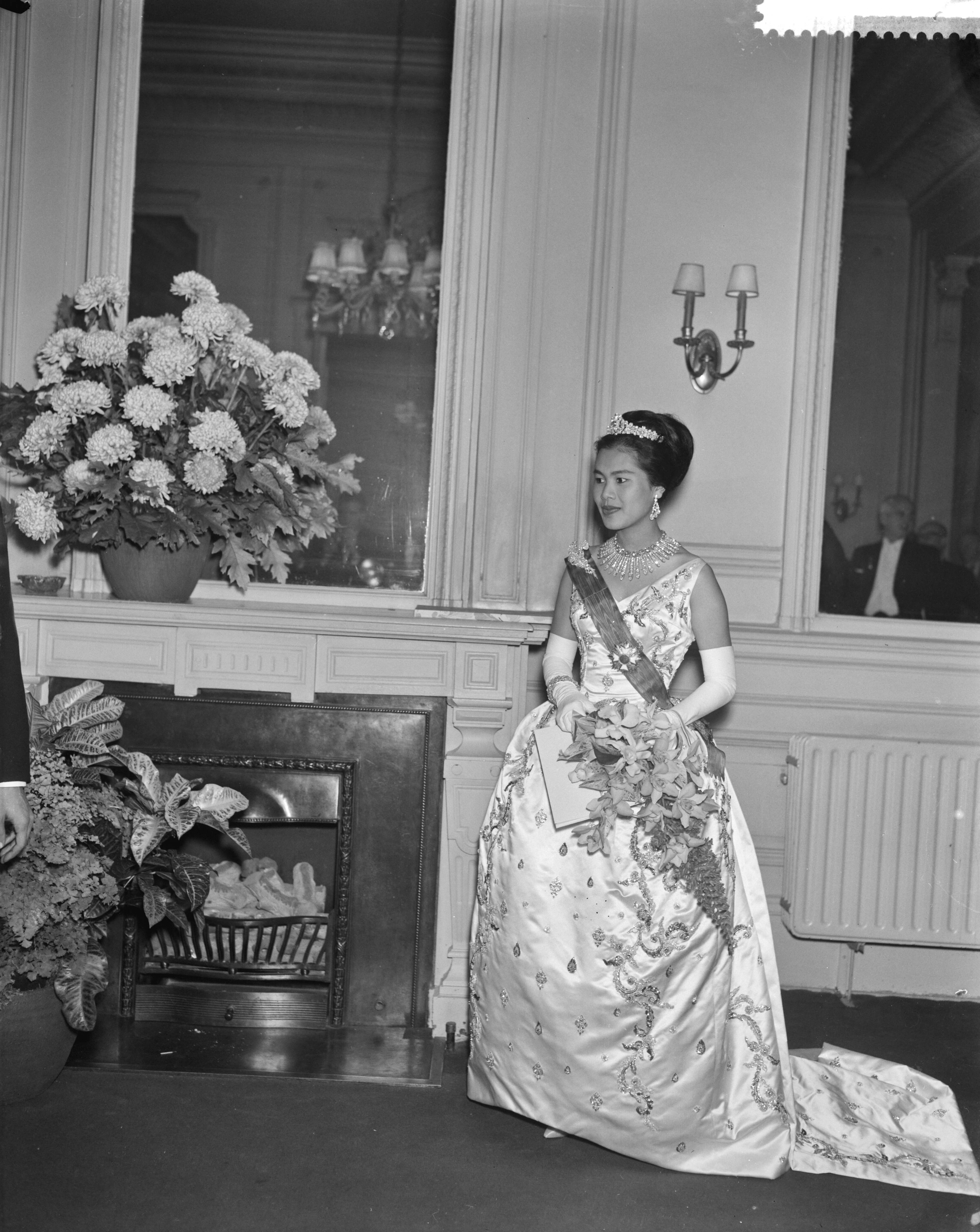 Fotocollectie Anefo — Galaconcert door Koninklijke Militaire Kapel in de Kurzaal te Den Haag , Koningin Sirikit — Foto: Bilsen, Joop van / Anefo. Licentie: Set B: Rechtenvrij / Publiek Domein. Bron: Nationaal Archief. http://hdl.handle.net/10648/a9bca262-d0b4-102d-bcf8-003048976d84
