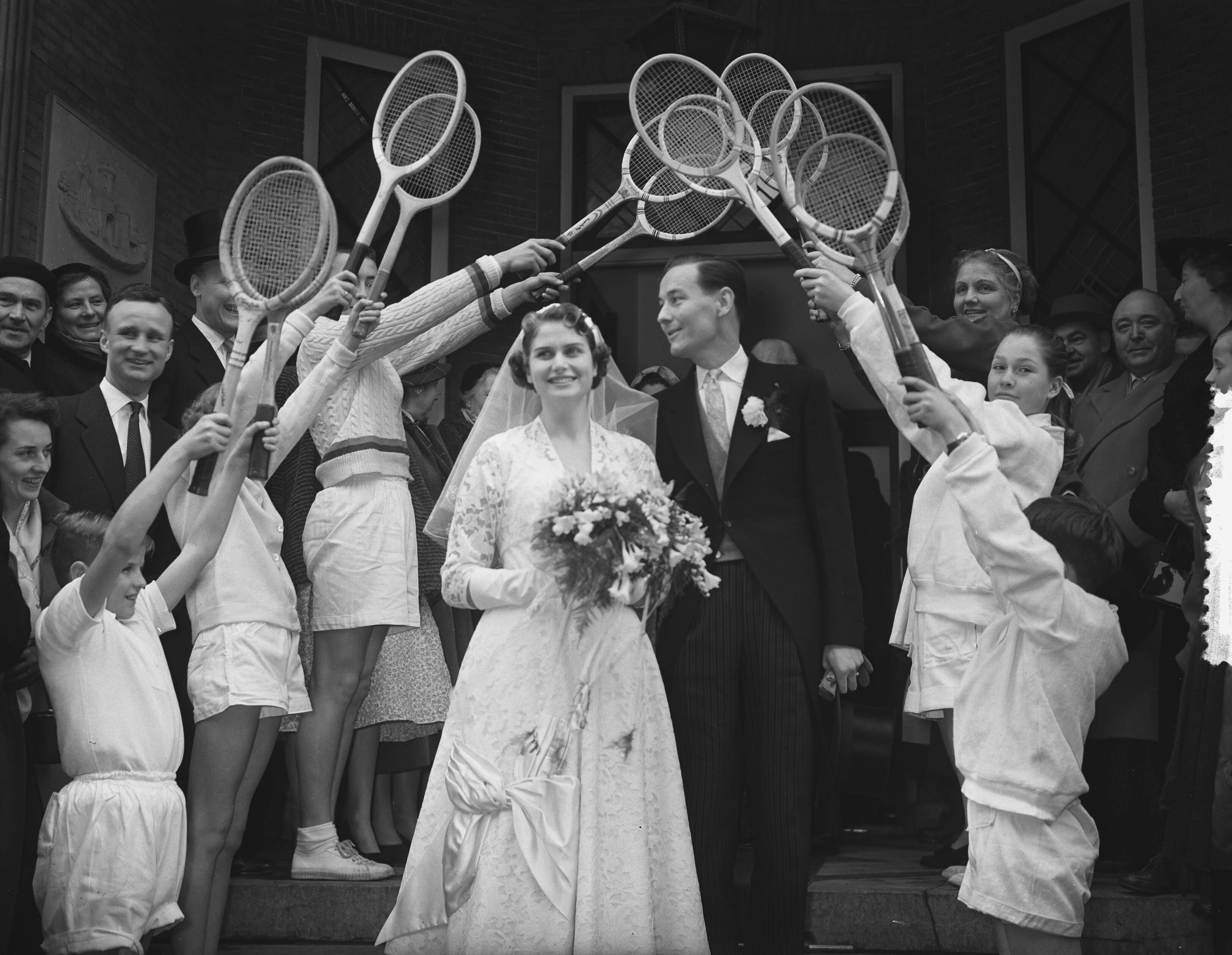 Huwelijk van tennisster Fenny ten Bosch met mr. J. F. A. de Soet — Foto: Bilsen, Joop van / Anefo. — Licentie: Set B: Rechtenvrij / Publiek Domein. Bron: Nationaal Archief. http://hdl.handle.net/10648/a943e76e-d0b4-102d-bcf8-003048976d84