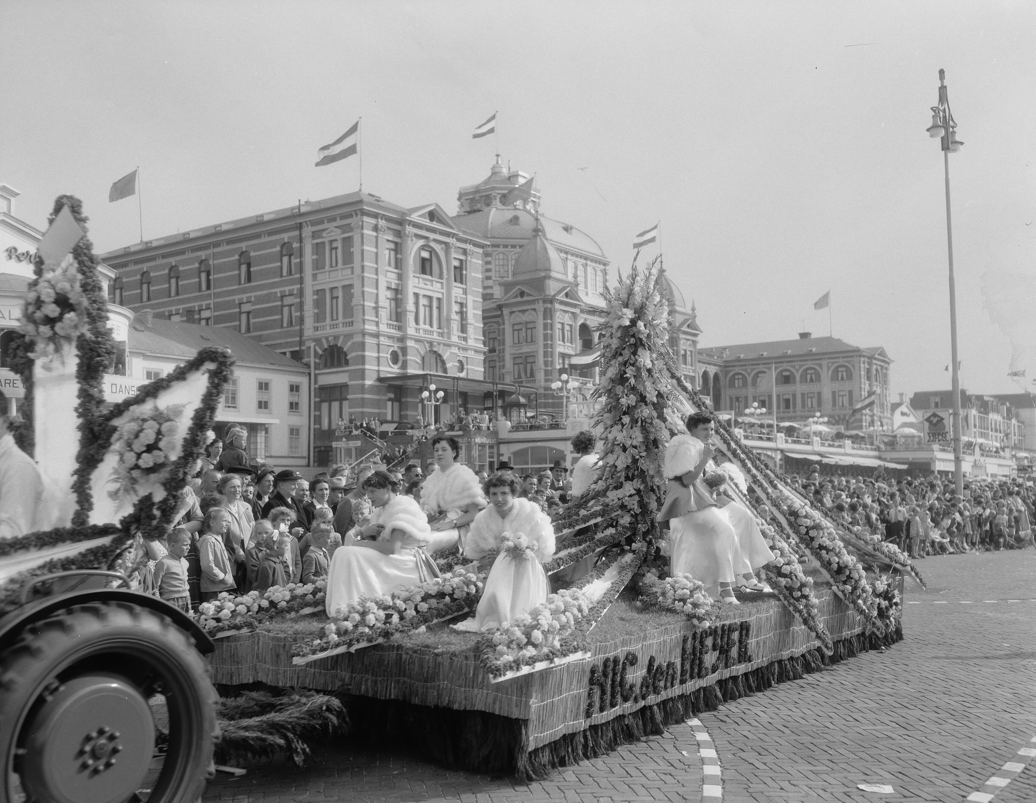 Fotocollectie Anefo — Bloemencorso op de boulevard van Scheveningen — Foto: Duinen, G.W. van / Anefo. Licentie: Set B: Rechtenvrij / Publiek Domein. Bron: Nationaal Archief. http://hdl.handle.net/10648/a927c822-d0b4-102d-bcf8-003048976d84