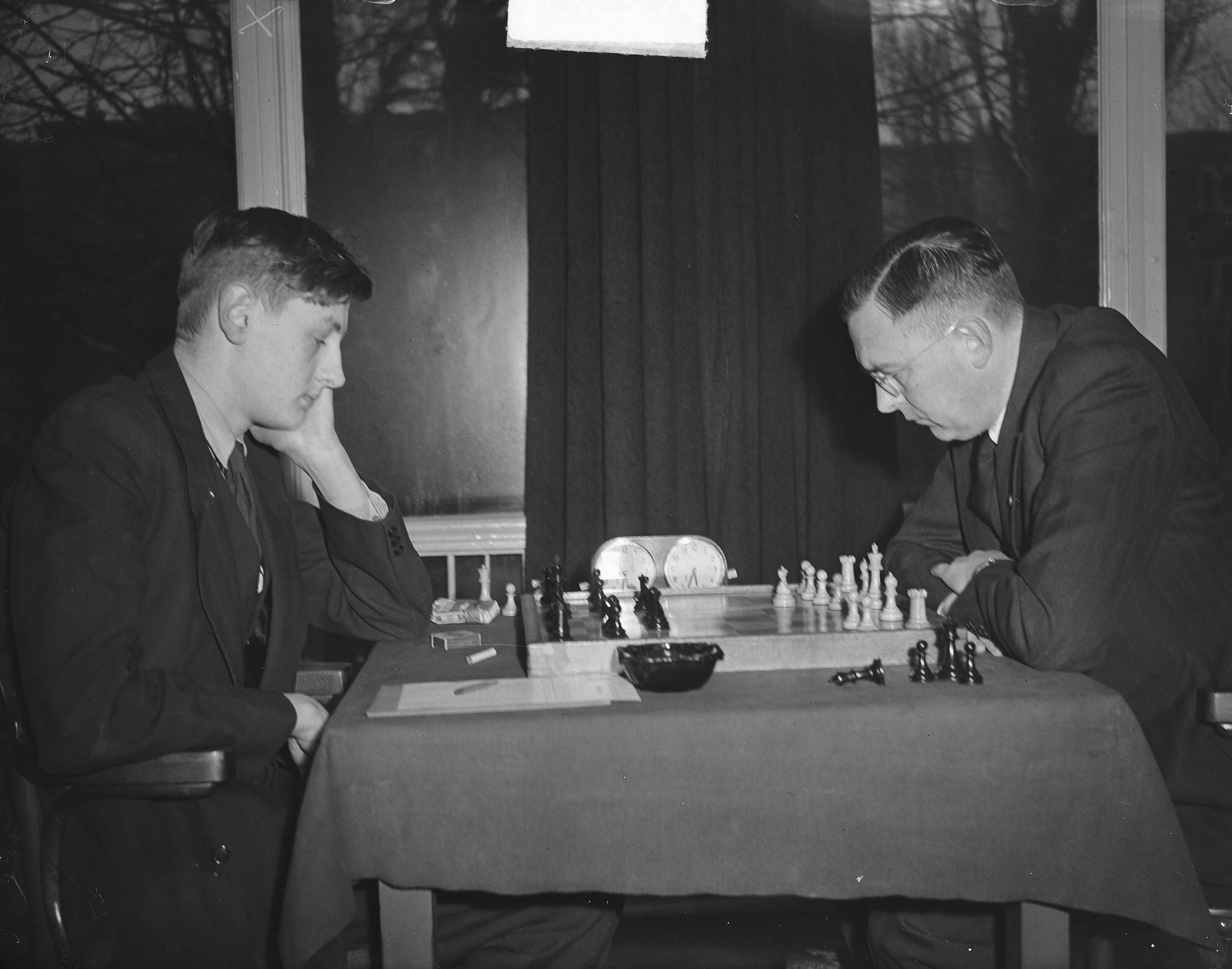 Fotocollectie Anefo — Schaakpartij tussen Max Euwe en Jan Hein Donner (links) in Den Haag — Foto: Noske, J.D. / Anefo. Licentie: Set B: Rechtenvrij / Publiek Domein. Bron: Nationaal Archief. http://hdl.handle.net/10648/a8d49e9a-d0b4-102d-bcf8-003048976d84
