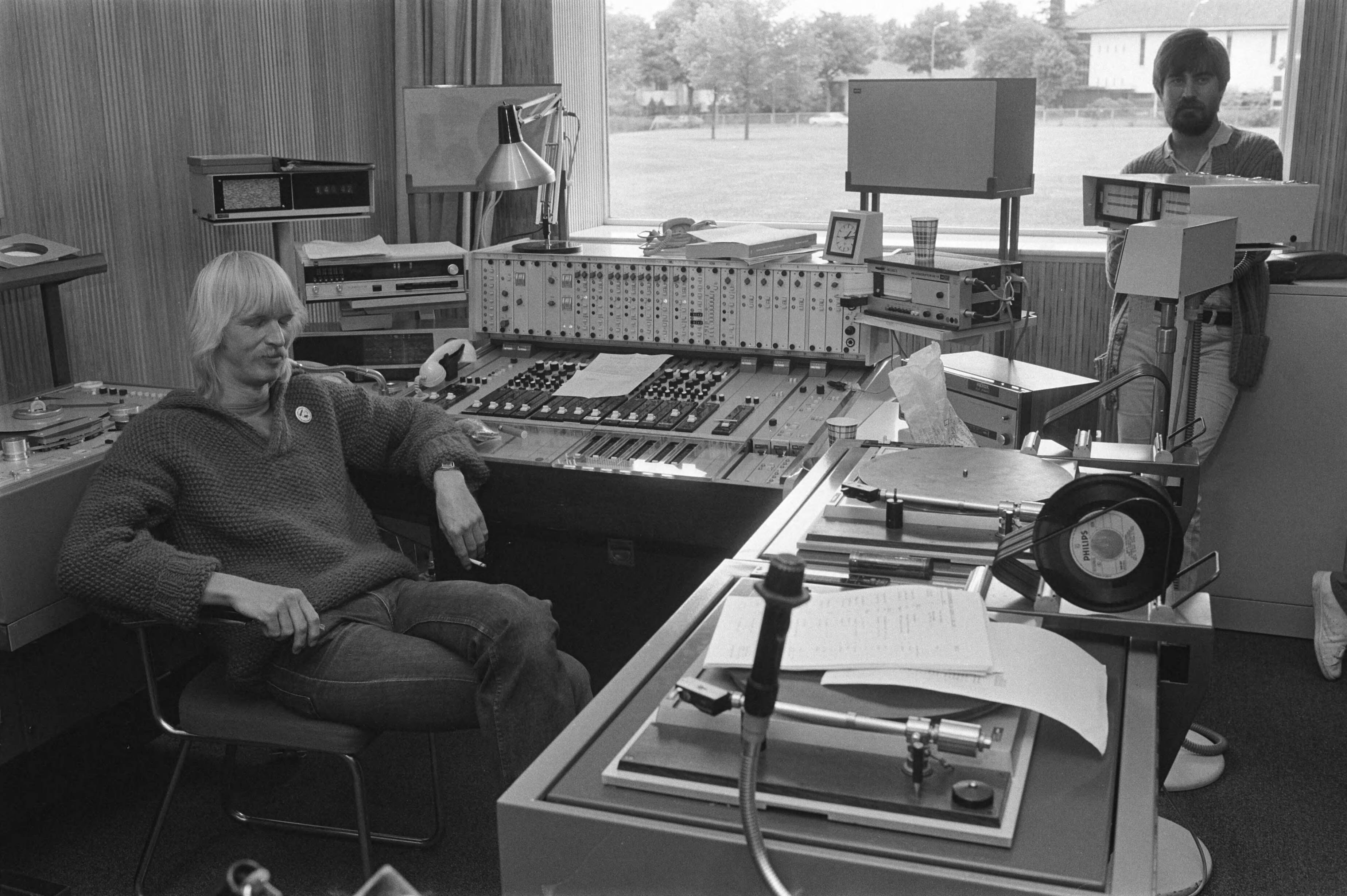 Fotocollectie Anefo — Twaalfurige staking omroeppersoneel in Hilversum; staker in controlekamer Hilversum-vier — Foto: Antonisse, Marcel / Anefo. Licentie: Set B: Rechtenvrij / Publiek Domein. Bron: Nationaal Archief. http://hdl.handle.net/10648/ad19aa36-d0b4-102d-bcf8-003048976d84