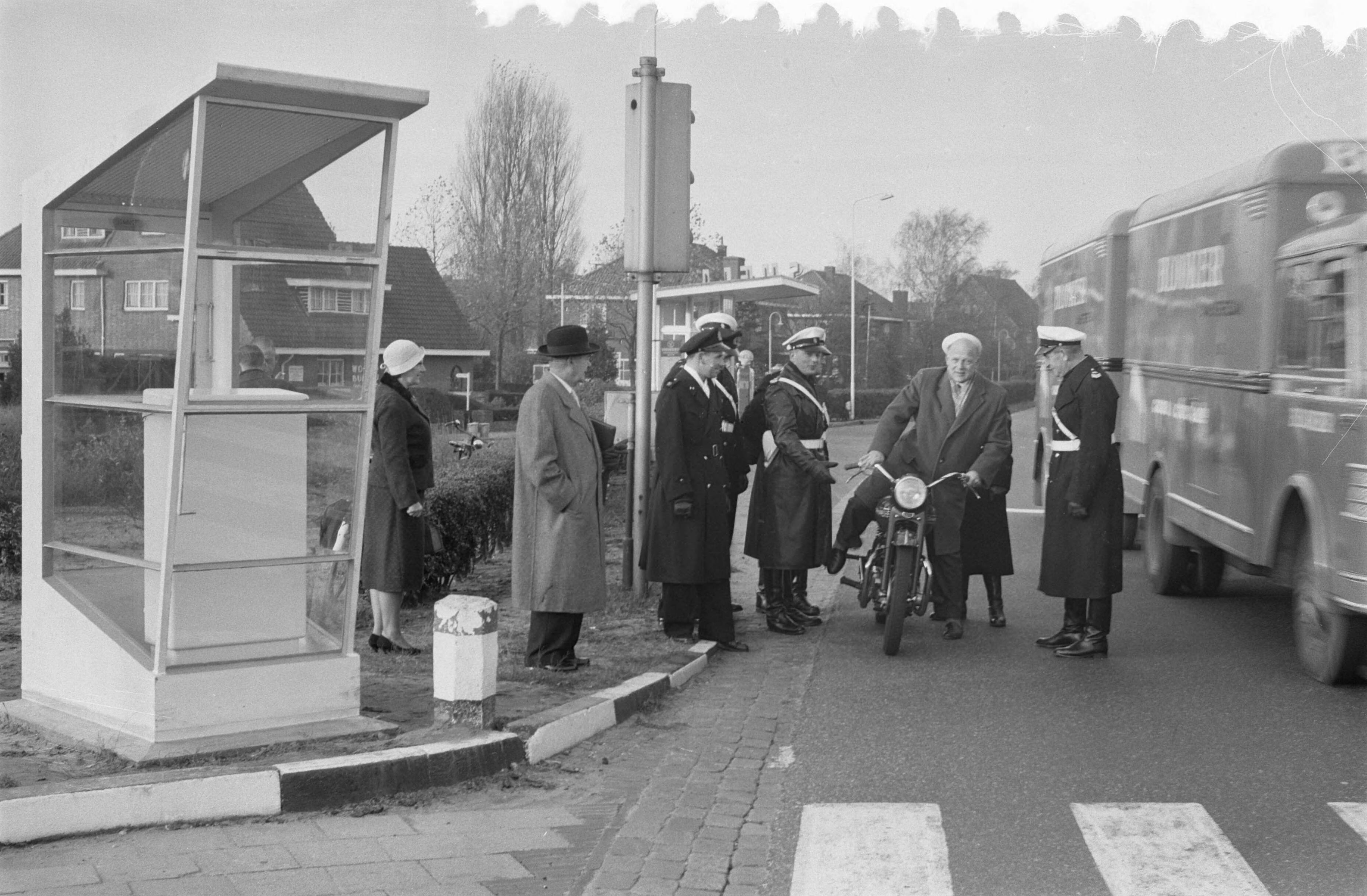 Fotocollectie Anefo — Indienststelling stoplichten te Naarden — Foto: Fotograaf Onbekend / Anefo. Licentie: Set B: Rechtenvrij / Publiek Domein. Bron: Nationaal Archief. http://hdl.handle.net/10648/a9a2858a-d0b4-102d-bcf8-003048976d84