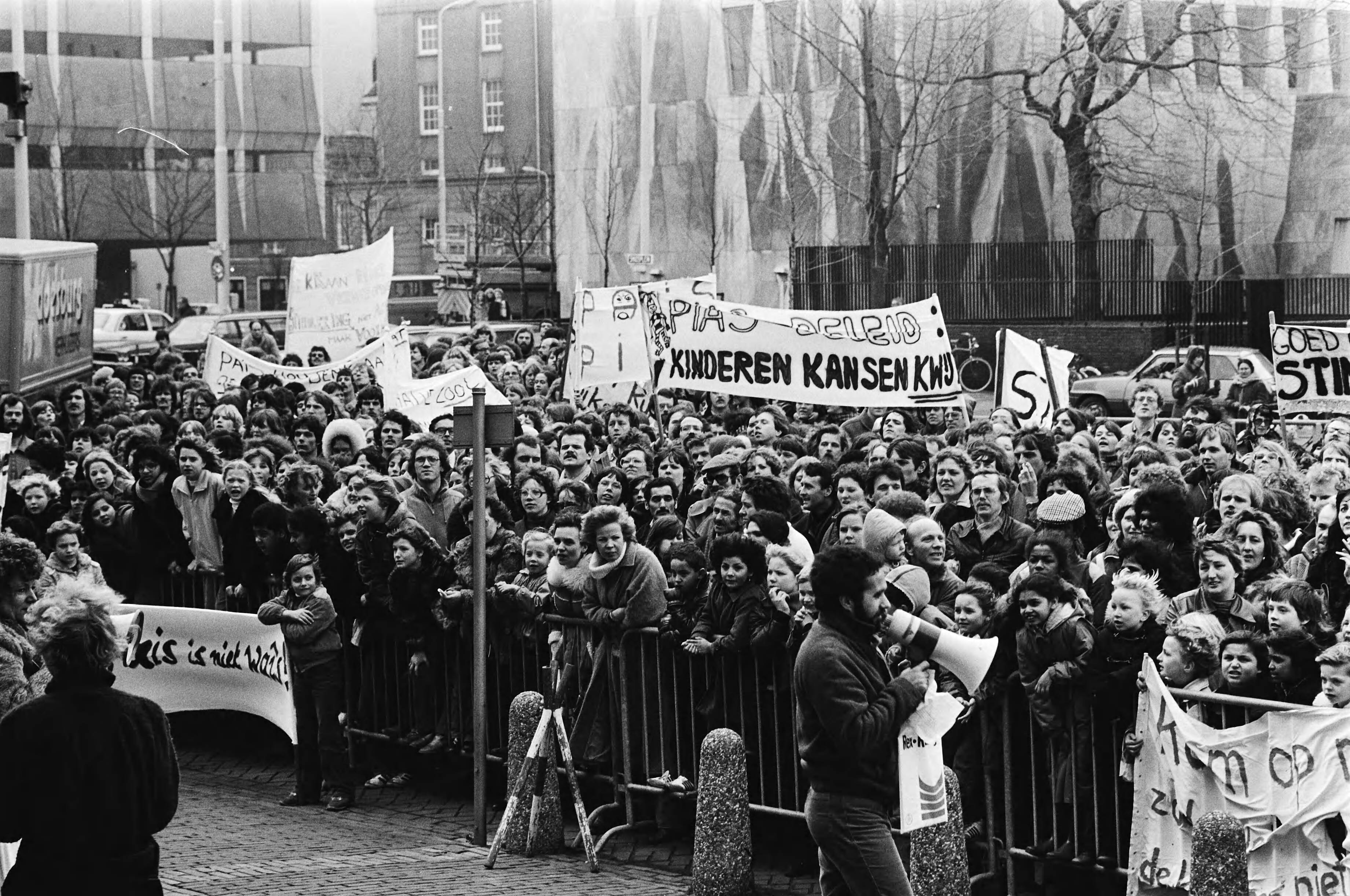 Fotocollectie Anefo — Demonstratie voor ministerie van O&W in Den Haag door betrokkenen bij het Haagse Onderwijsstimuleringsproject voor kansarme kind — Foto: Suyk, Koen / Anefo. Licentie: Set B: Rechtenvrij / Publiek Domein. Bron: Nationaal Archief. http://hdl.handle.net/10648/acd91570-d0b4-102d-bcf8-003048976d84