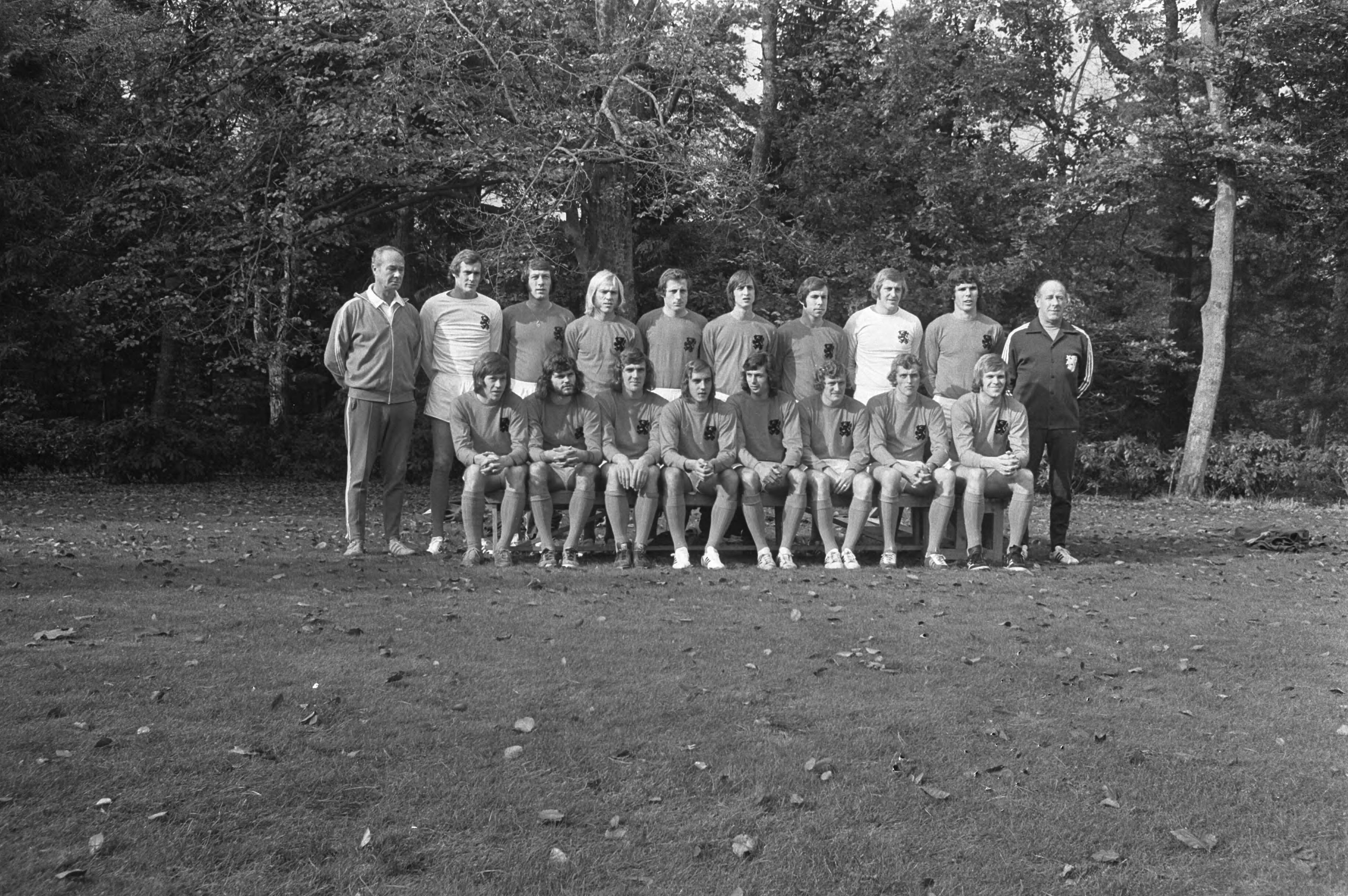 Fotocollectie Anefo — Nederlands elftal in Zeist — Foto: Punt, W. / Anefo. Licentie: Set B: Rechtenvrij / Publiek Domein. Bron: Nationaal Archief. http://hdl.handle.net/10648/abfb109a-d0b4-102d-bcf8-003048976d84