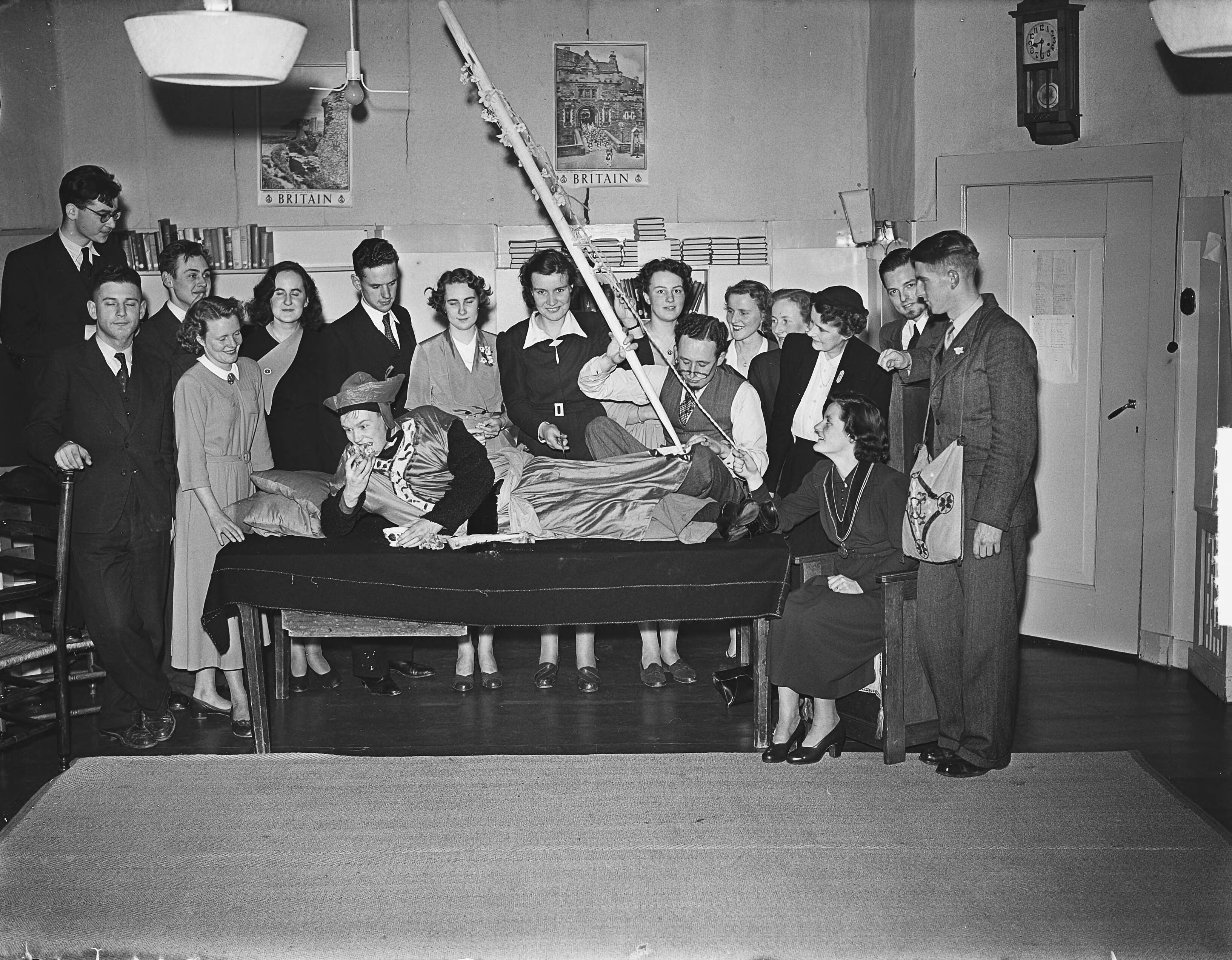 Utrechts Studenten Corps. Opening atelier bij KVSV — Foto: Bilsen, Joop van / Anefo. — Licentie: Set B: Rechtenvrij / Publiek Domein. Bron: Nationaal Archief. http://hdl.handle.net/10648/a8e6688c-d0b4-102d-bcf8-003048976d84