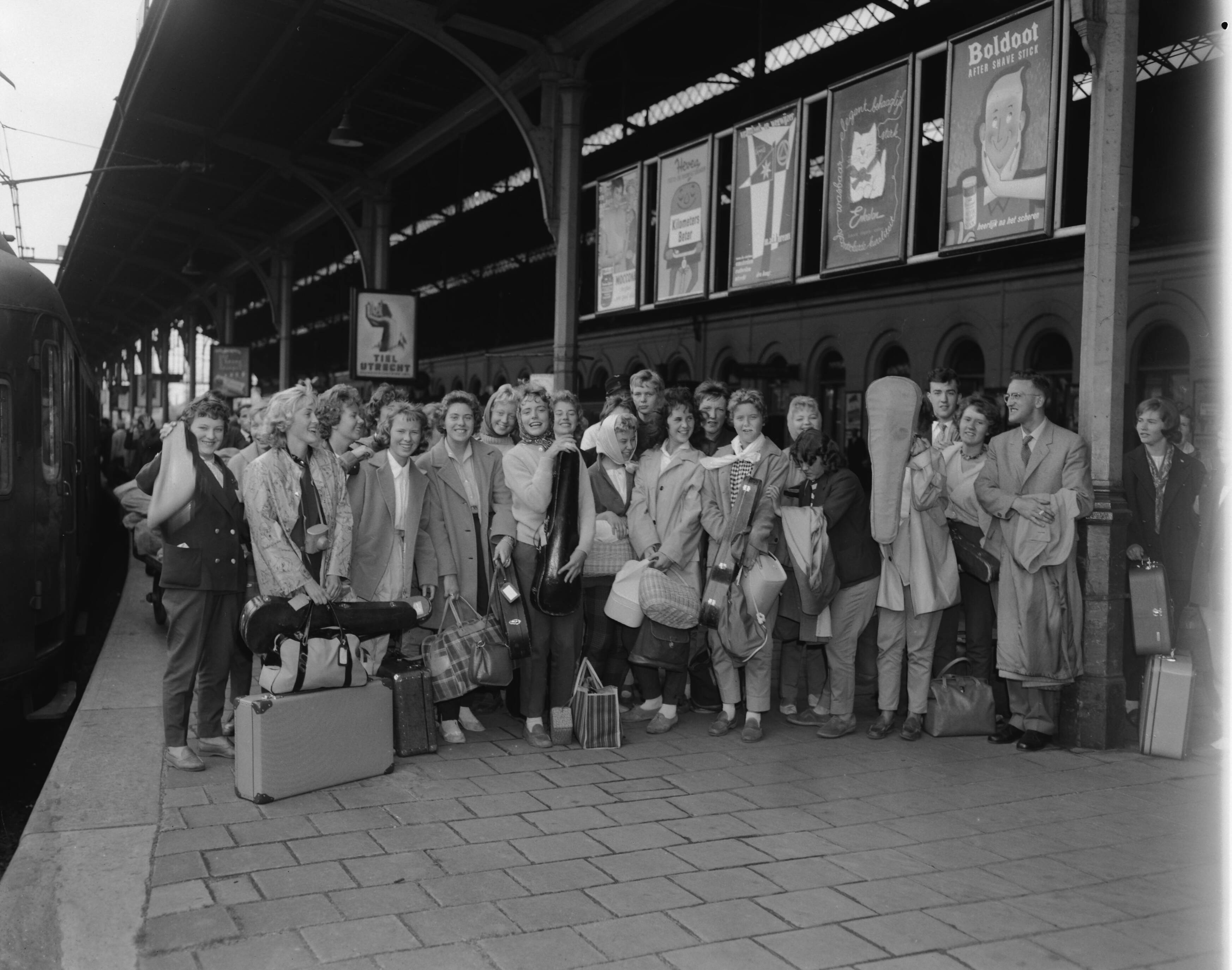 Fotocollectie Anefo — Aankomst op station Staatsspoor te Den Haag van het uit meisjes bestaande orkest "Bjolsen Skoles Pikeorkester" uit Noorwegen — Foto: Behrens, Herbert F. / Anefo. Licentie: Set B: Rechtenvrij / Publiek Domein. Bron: Nationaal Archief. http://hdl.handle.net/10648/a997bb64-d0b4-102d-bcf8-003048976d84