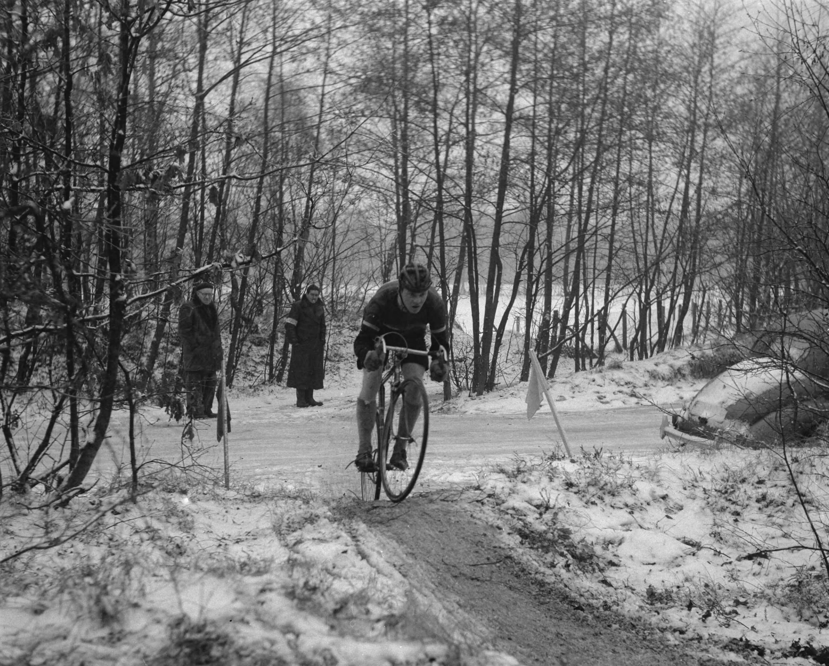 Fotocollectie Anefo — Cyclecrosswedstrijden op Duinhorst in Den Haag. Gijs van Rhijn uit Wassenaar werd derde — Foto: Rossem, Wim van / Anefo. Licentie: Set B: Rechtenvrij / Publiek Domein. Bron: Nationaal Archief. http://hdl.handle.net/10648/a9429724-d0b4-102d-bcf8-003048976d84