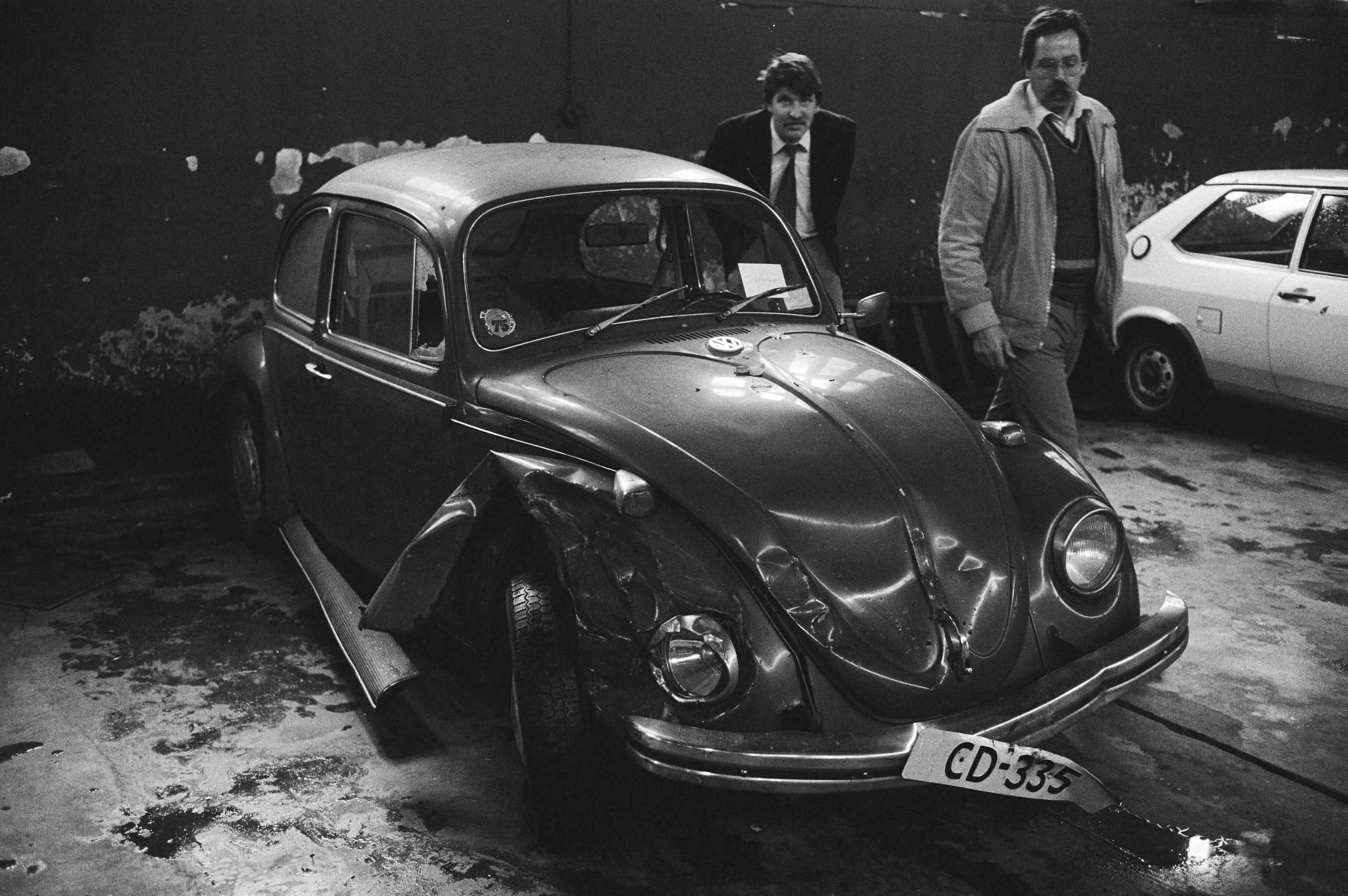 Auto (een VW kever) van de in Den Haag doodgeschoten Ahmet Benler, zoon van de Turkse ambassadeur Özdemir Benler. De aanslag is opgeëist door de Armeense terreur-organisatie Asala — Asala|Den Haag|Zuid-Holland|aanslagen |ambassadeurs |zonen |terrorisme |auto's|Benler, Ahmet |Benler, Özdemir — Foto: Suyk, Koen / Anefo. Licentie: Set B: Rechtenvrij / Publiek Domein. Bron: Nationaal Archief. http://hdl.handle.net/10648/acd2bfae-d0b4-102d-bcf8-003048976d84