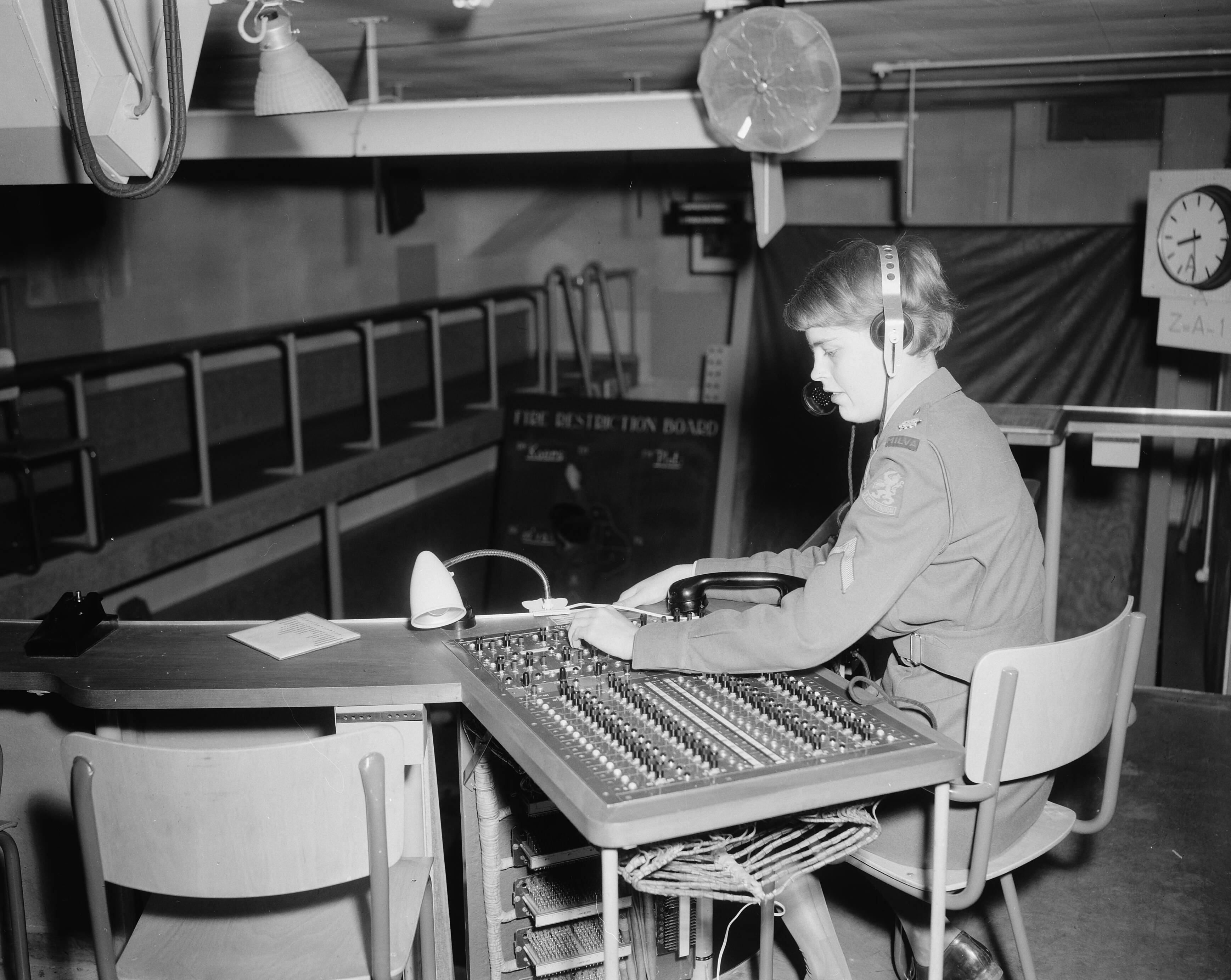 Fotocollectie Anefo — Opleiding reserve Milvas te Den Haag. Telefoniste — Foto: Pot, Harry / Anefo. Licentie: Set B: Rechtenvrij / Publiek Domein. Bron: Nationaal Archief. http://hdl.handle.net/10648/a95419f4-d0b4-102d-bcf8-003048976d84