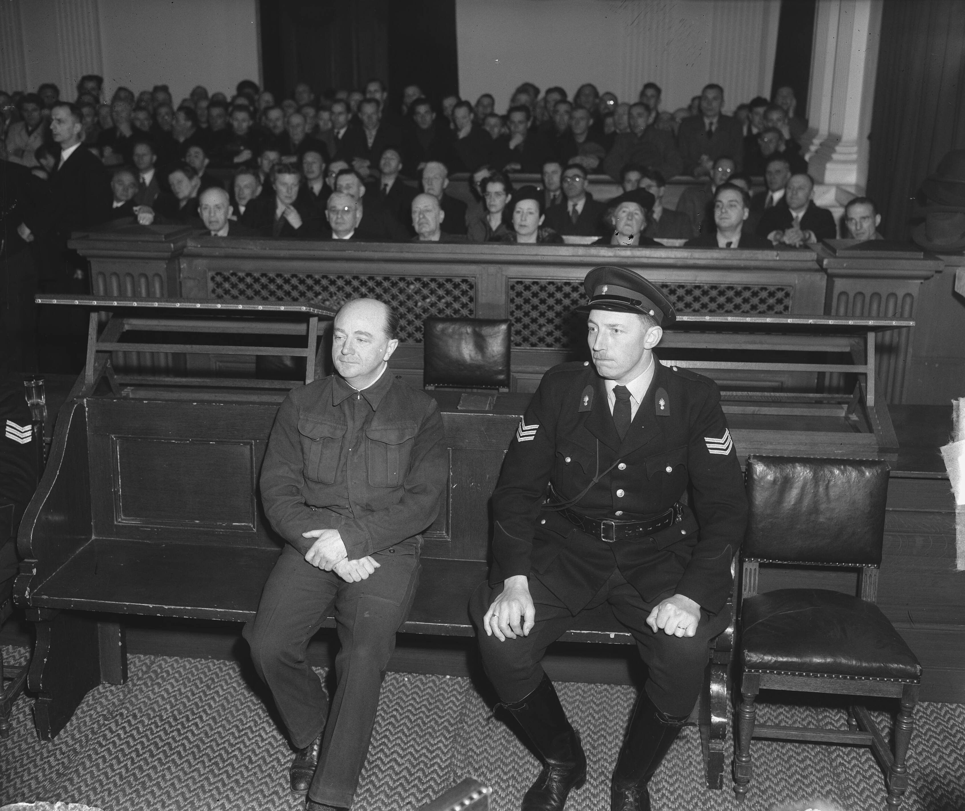 Fotocollectie Anefo — Joseph Schreieder [voormalig hoofd van Referat IV E van de Gestapo, betrokken bij het Englandsiel] voor het Bijzonder Gerechtshof te Leeuwarden — Foto: Merk, Ben / Anefo. Licentie: Set B: Rechtenvrij / Publiek Domein. Bron: Nationaal Archief. http://hdl.handle.net/10648/a8c2b78e-d0b4-102d-bcf8-003048976d84