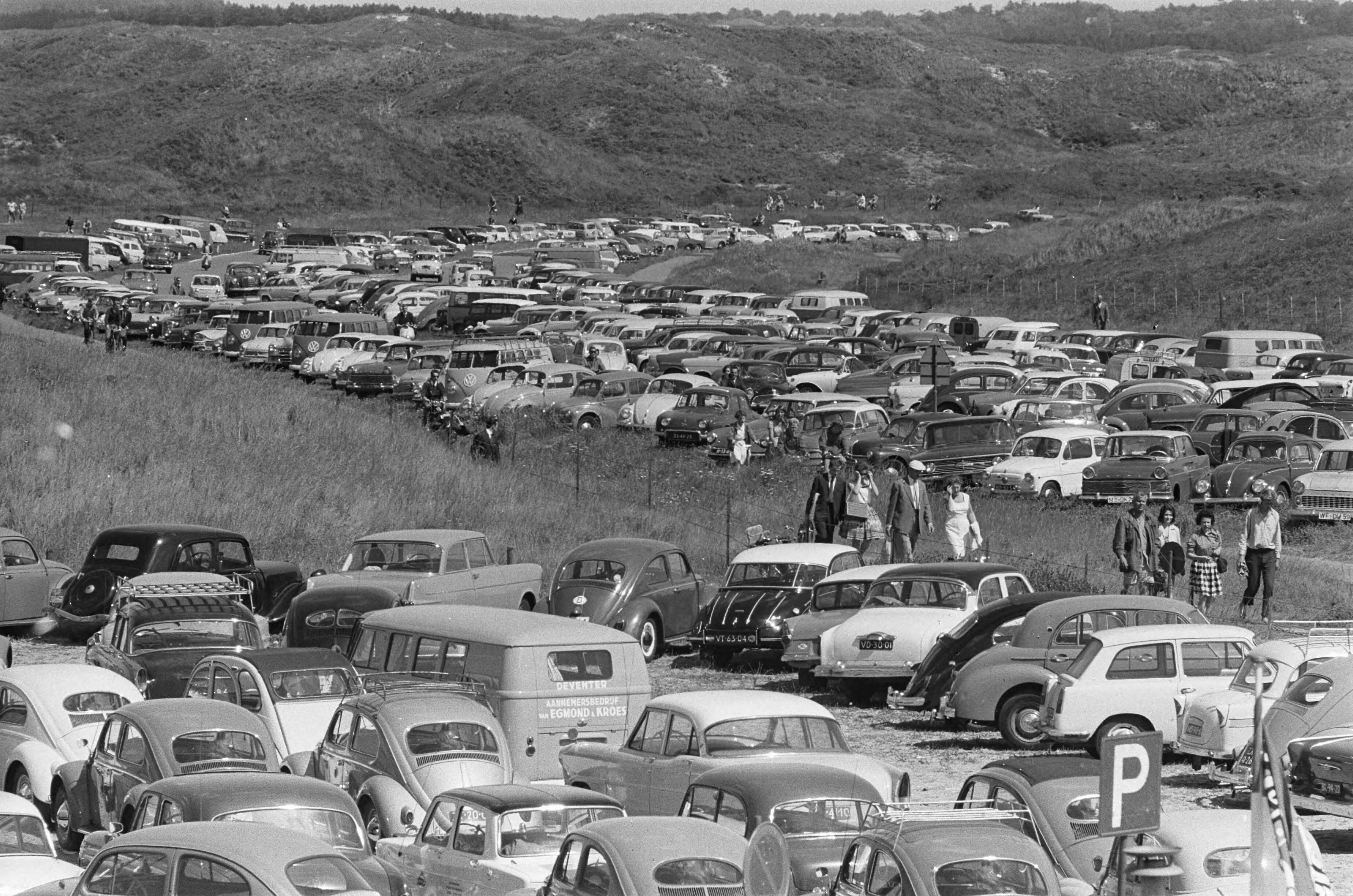 Fotocollectie Anefo — Drukte aan de kust. De Zeeweg herschapen in een grote parkeerplaats — Foto: Pot, Harry / Anefo. Licentie: Set B: Rechtenvrij / Publiek Domein. Bron: Nationaal Archief. http://hdl.handle.net/10648/aa3fedfc-d0b4-102d-bcf8-003048976d84