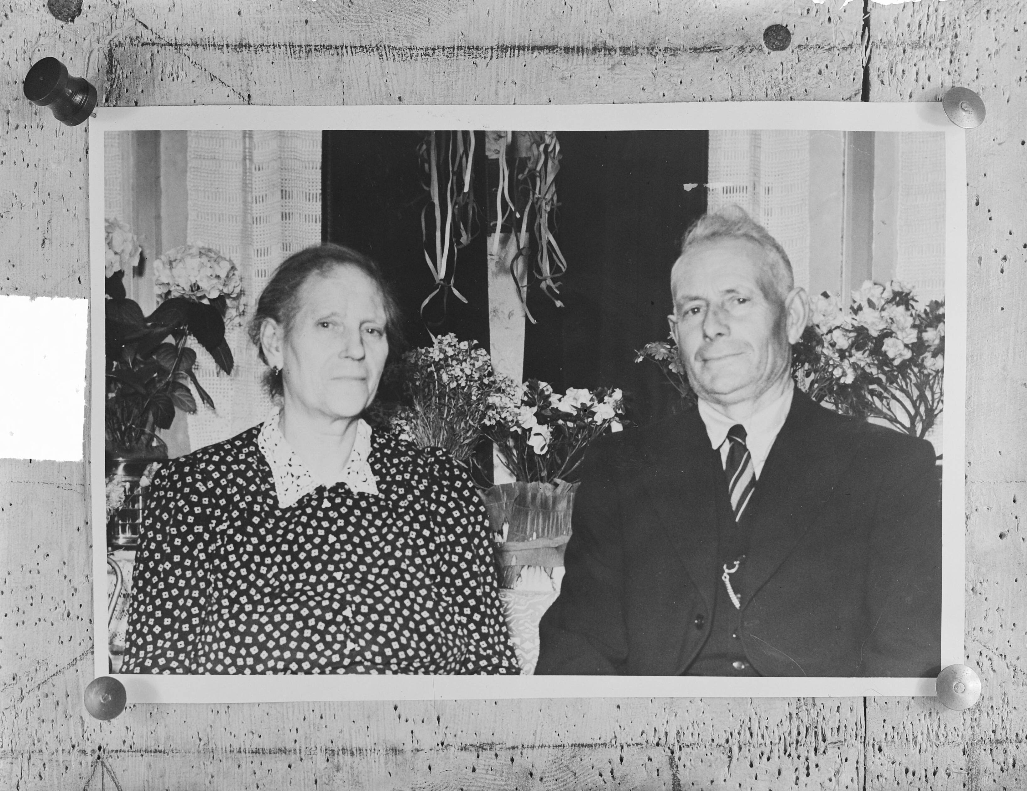 Fotocollectie Anefo — Bruidspaar 40 jaar M. van Hennik , IJsselstraat 3 te Den Haag — Foto: Pot, Harry / Anefo. Licentie: Set B: Rechtenvrij / Publiek Domein. Bron: Nationaal Archief. http://hdl.handle.net/10648/a8d80896-d0b4-102d-bcf8-003048976d84