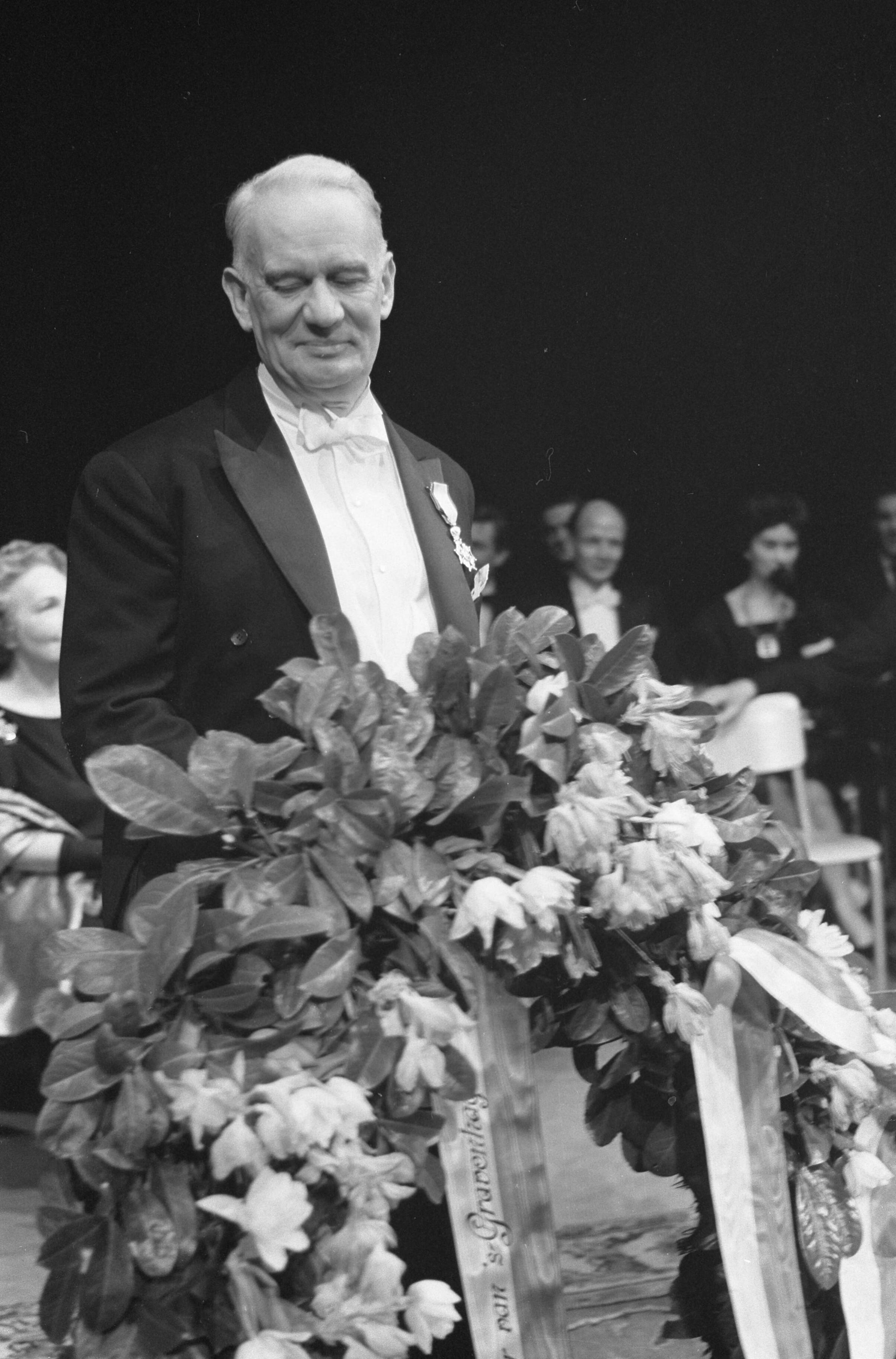 Fotocollectie Anefo — Acteur Cruys Voorbergh, in Koninklijke Schouwburg Den Haag gehuldigd, onderscheiden met de Orde van Oranje Nassau — Foto: Pot, Harry / Anefo. Licentie: Set B: Rechtenvrij / Publiek Domein. Bron: Nationaal Archief. http://hdl.handle.net/10648/a9fa1d9a-d0b4-102d-bcf8-003048976d84