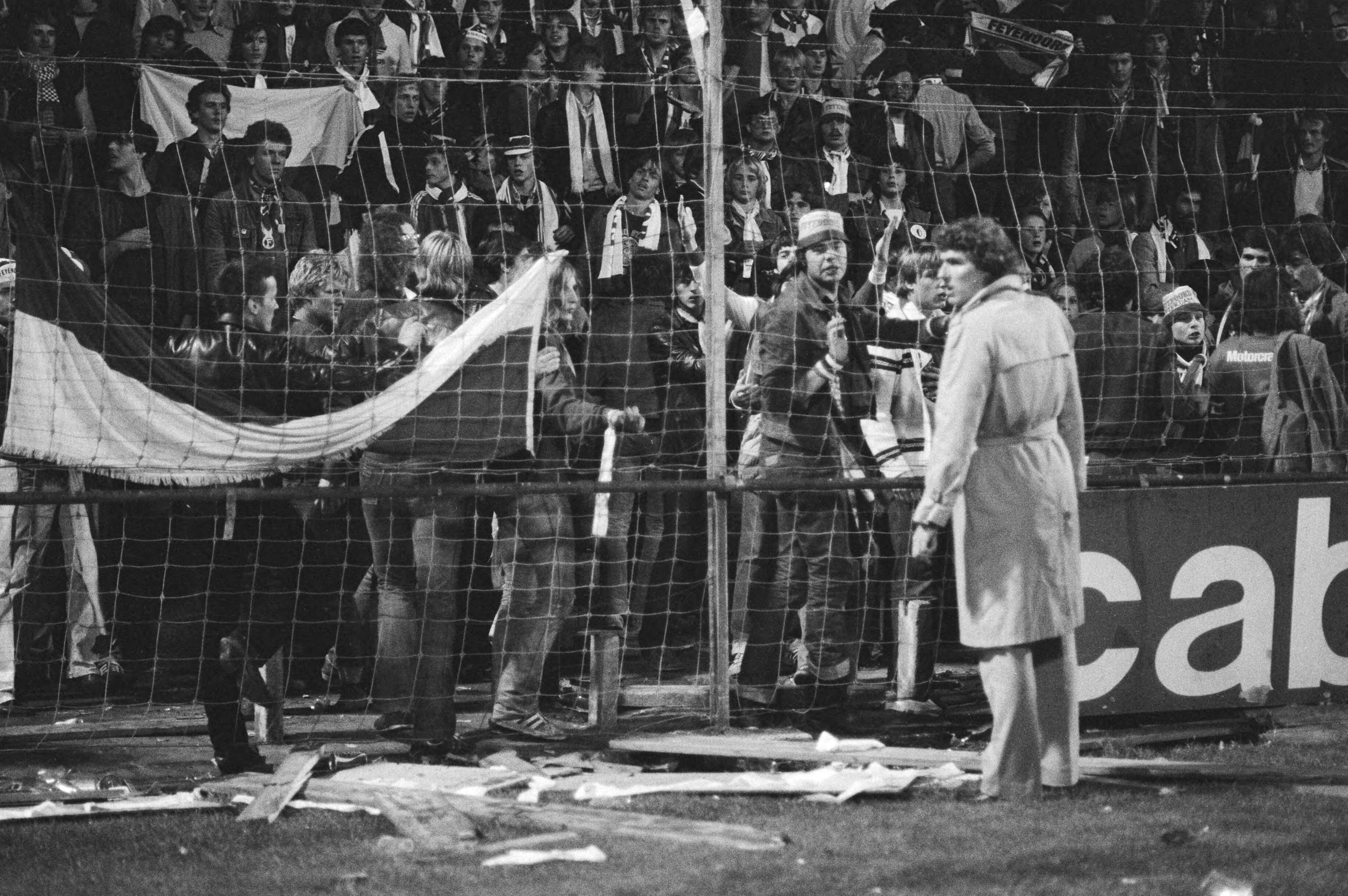 NAC-Feijenoord gestaakt bij de stand 2-2 — Feijenoord speler Gerard van der Lem probeert Feijenoord supporters te kalmeren — Foto: Suyk, Koen / Anefo. Licentie: Set B: Rechtenvrij / Publiek Domein. Bron: Nationaal Archief. http://hdl.handle.net/10648/acd25622-d0b4-102d-bcf8-003048976d84