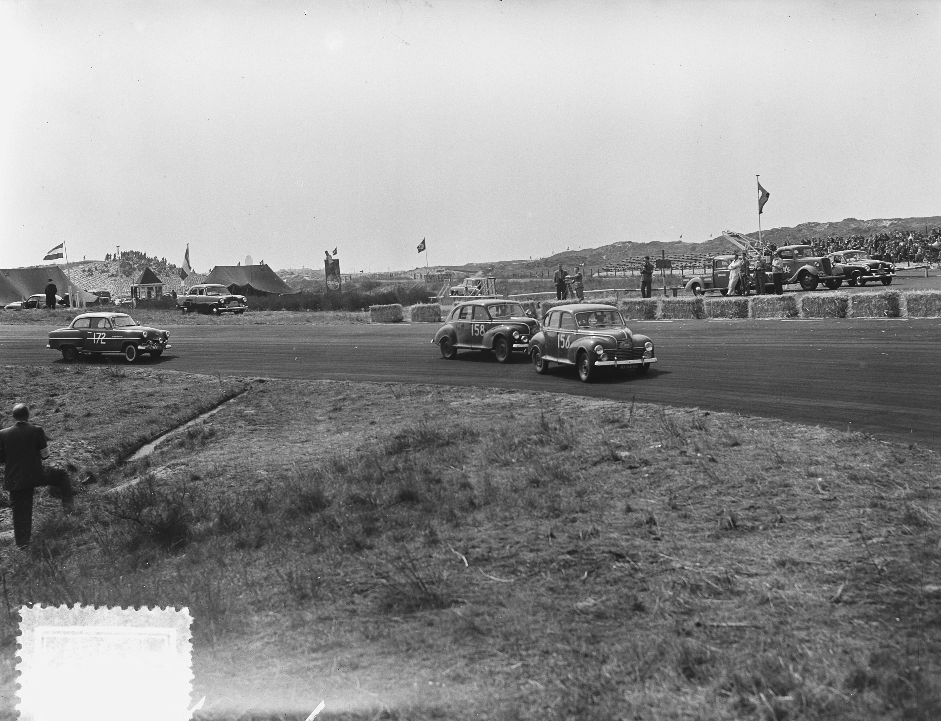 Tulpenrallye 1954 — Tulpenrallye. Snelheidsproef op het circuit van Zandvoort — Foto: Rossem, Wim van / Anefo. Licentie: Set B: Rechtenvrij / Publiek Domein. Bron: Nationaal Archief. http://hdl.handle.net/10648/a9211342-d0b4-102d-bcf8-003048976d84