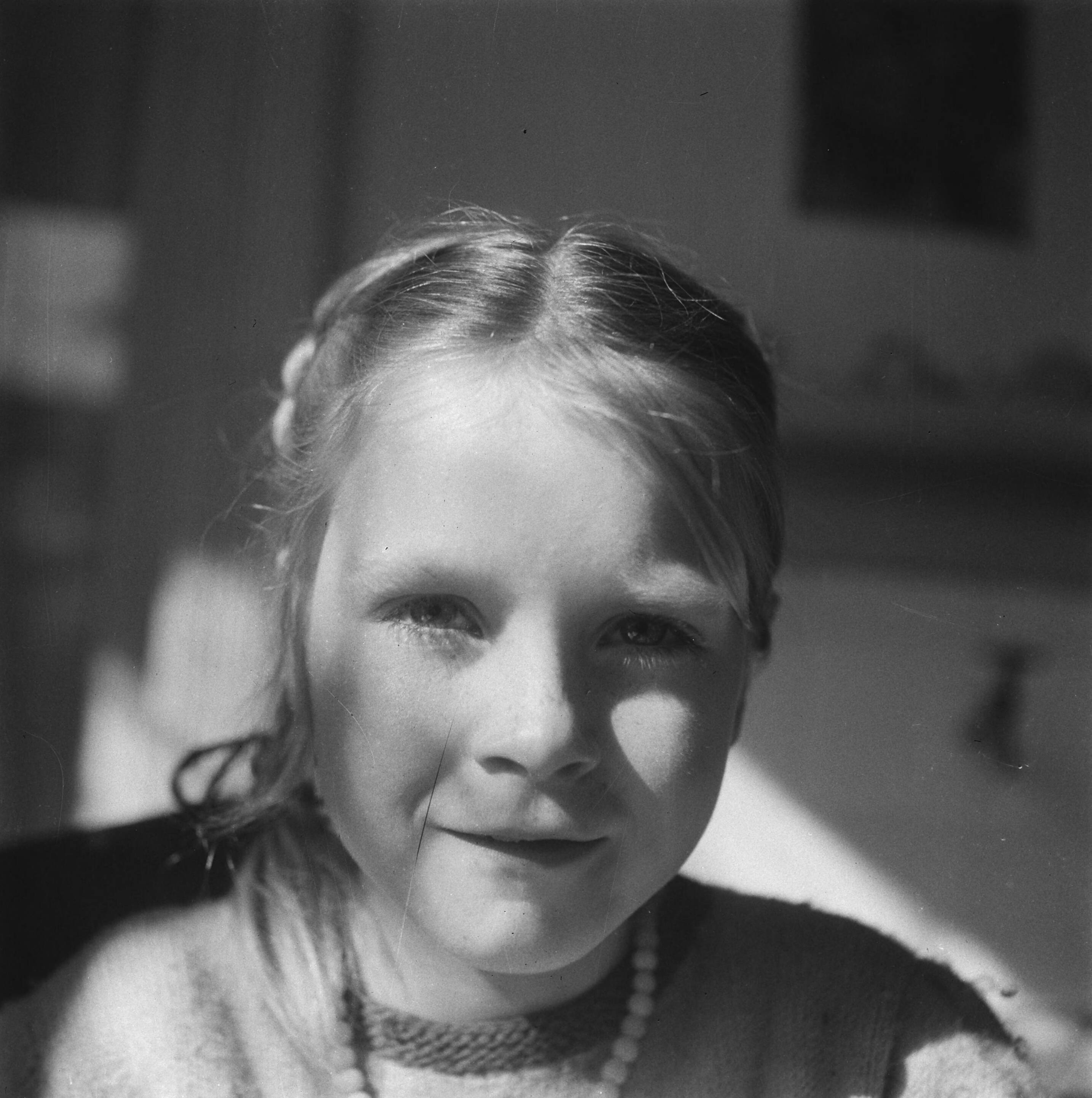 Prinses Beatrix en prinses Irene op de Werkplaats Kindergemeenschap van Kees Boeke te Bilthoven — De Werkplaats Kindergemeenschap van Kees Boeke. Meisje — Foto: Breijer, Charles / Anefo. Licentie: Set B: Rechtenvrij / Publiek Domein. Bron: Nationaal Archief. http://hdl.handle.net/10648/a89a88f4-d0b4-102d-bcf8-003048976d84