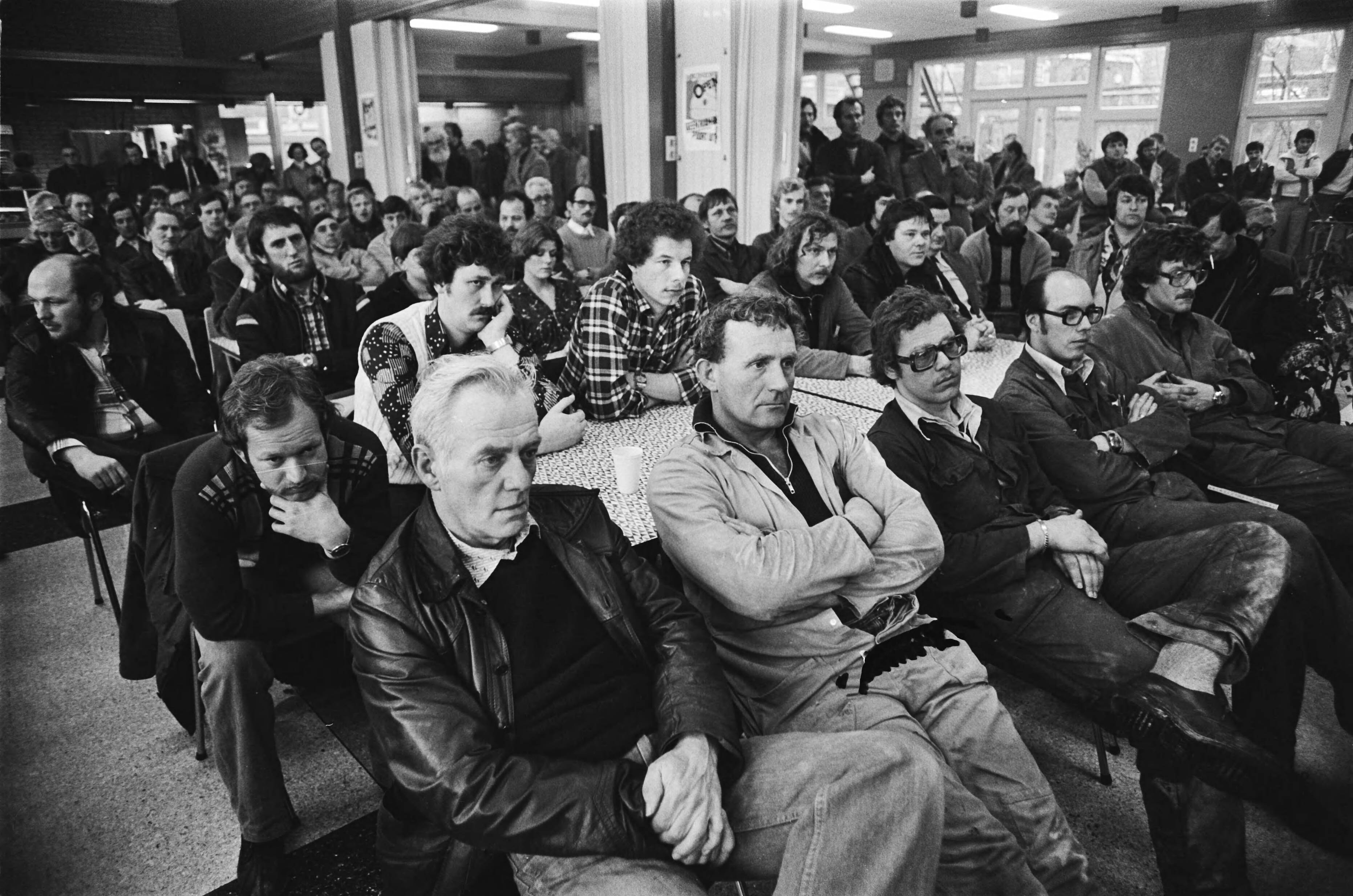 Fotocollectie Anefo — Bezetting KSH Koog aan de Zaan ; bezettende werknemers bijeen — Foto: Suyk, Koen / Anefo. Licentie: Set B: Rechtenvrij / Publiek Domein. Bron: Nationaal Archief. http://hdl.handle.net/10648/acadfba6-d0b4-102d-bcf8-003048976d84