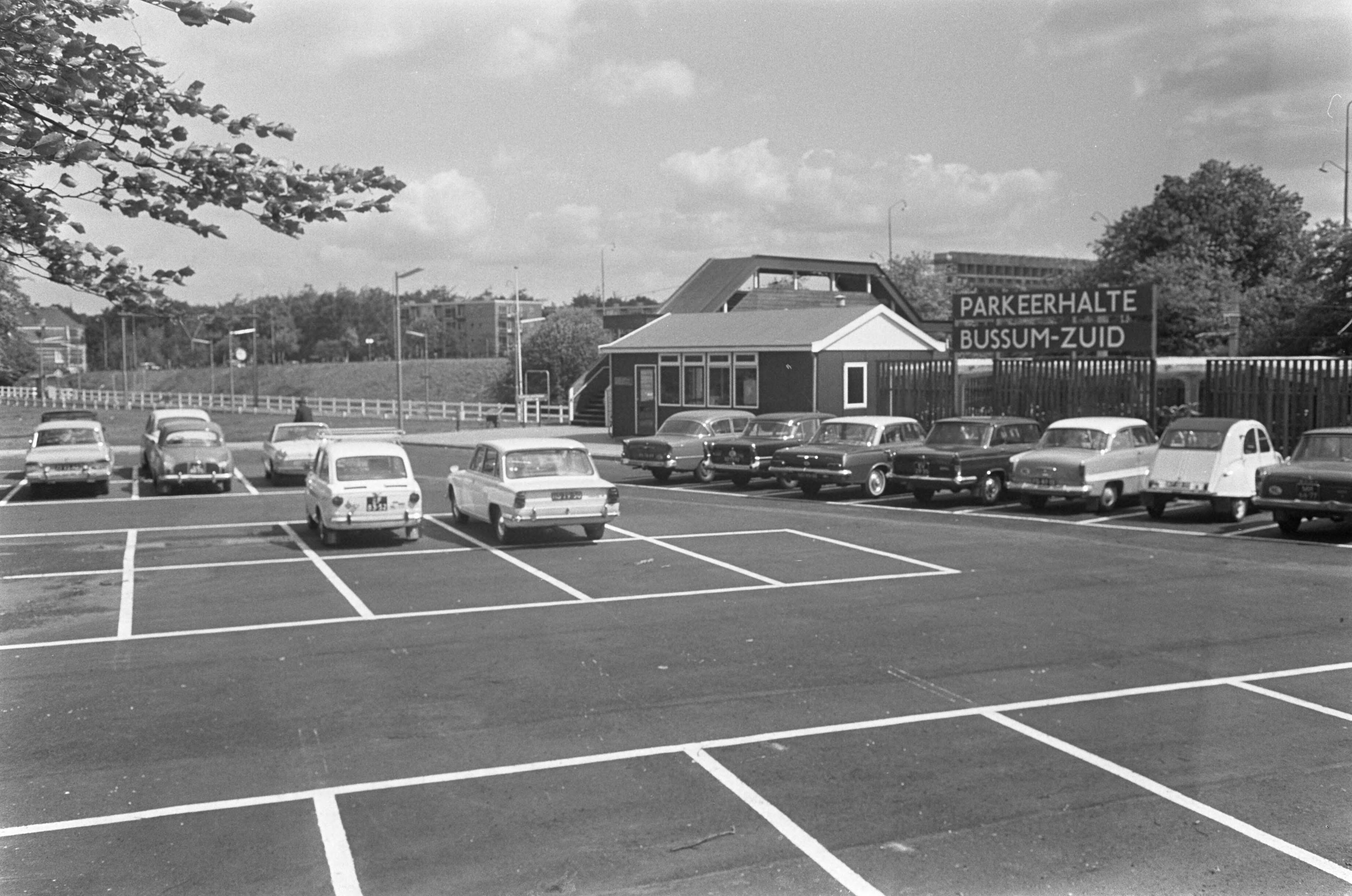 Fotocollectie Anefo — Nieuw station in Bussum, in Bussum-zuid met parkeerplaats tweehonderd autos — Foto: Koch, Eric / Anefo. Licentie: Set B: Rechtenvrij / Publiek Domein. Bron: Nationaal Archief. http://hdl.handle.net/10648/aaebbd9e-d0b4-102d-bcf8-003048976d84