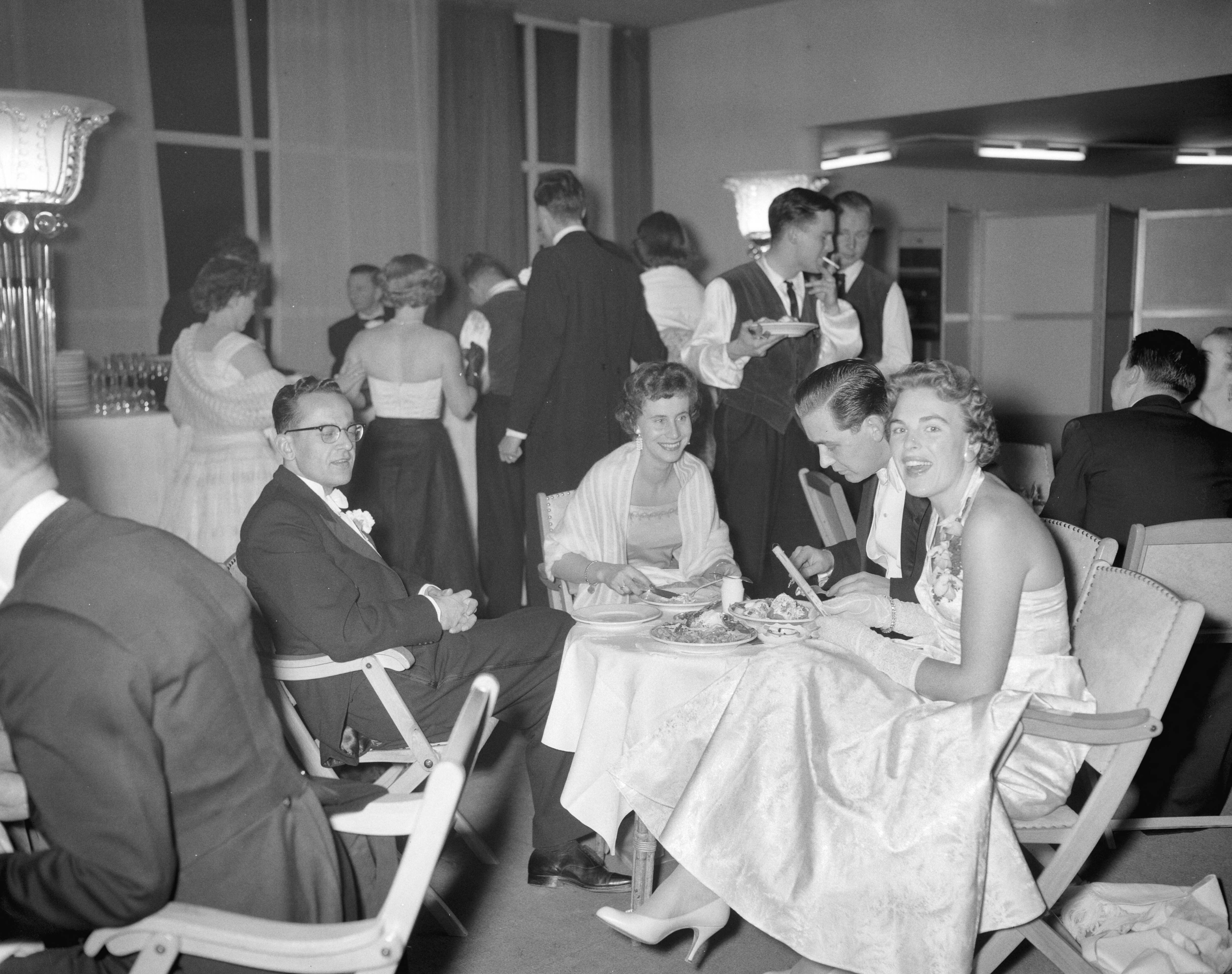 Fotocollectie Anefo — Lustrumviering van de tandheelkundige studentenvereniging "John Tomes" te Utrecht — Foto: Bilsen, Joop van / Anefo. Licentie: Set B: Rechtenvrij / Publiek Domein. Bron: Nationaal Archief. http://hdl.handle.net/10648/a96e3140-d0b4-102d-bcf8-003048976d84