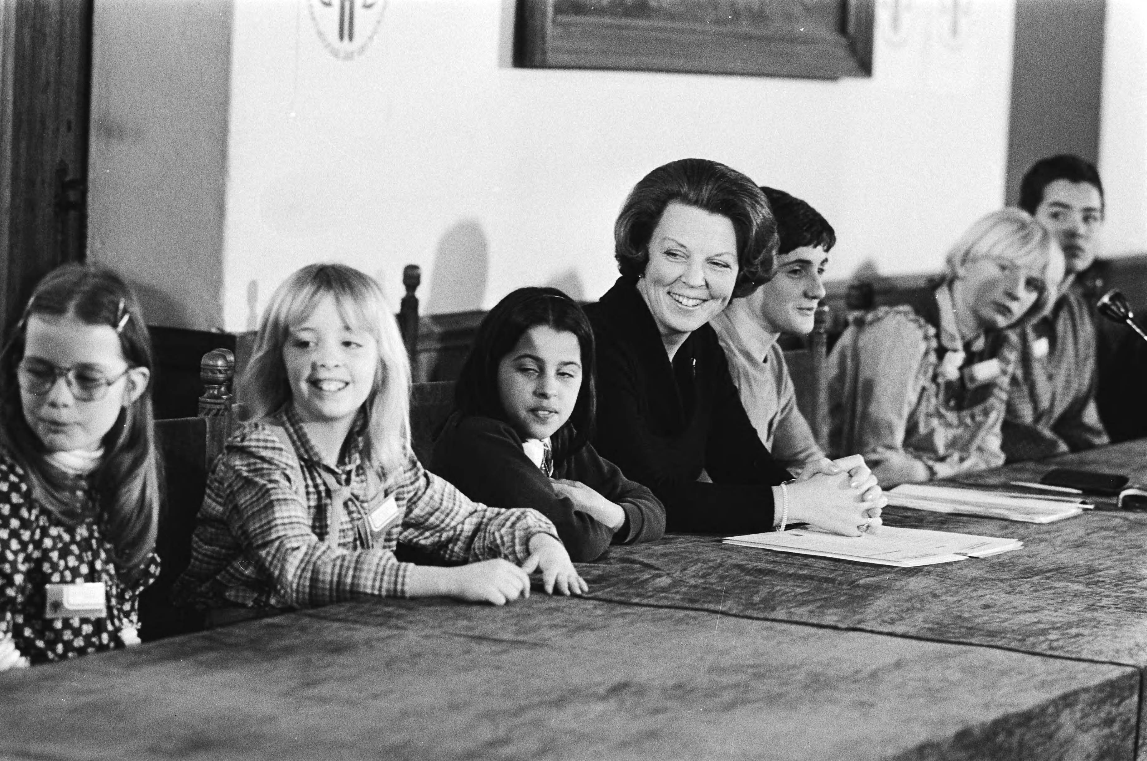 Prinses Beatrix aanwezig bij installatie van Nationale Kindercommissie — Den Haag|Zuid-Holland|prinsessen |kinderraden |kinderen|Beatrix, prinses|Nationale Kindercommissie — Foto: Suyk, Koen / Anefo. Licentie: Set B: Rechtenvrij / Publiek Domein. Bron: Nationaal Archief. http://hdl.handle.net/10648/acc7860c-d0b4-102d-bcf8-003048976d84