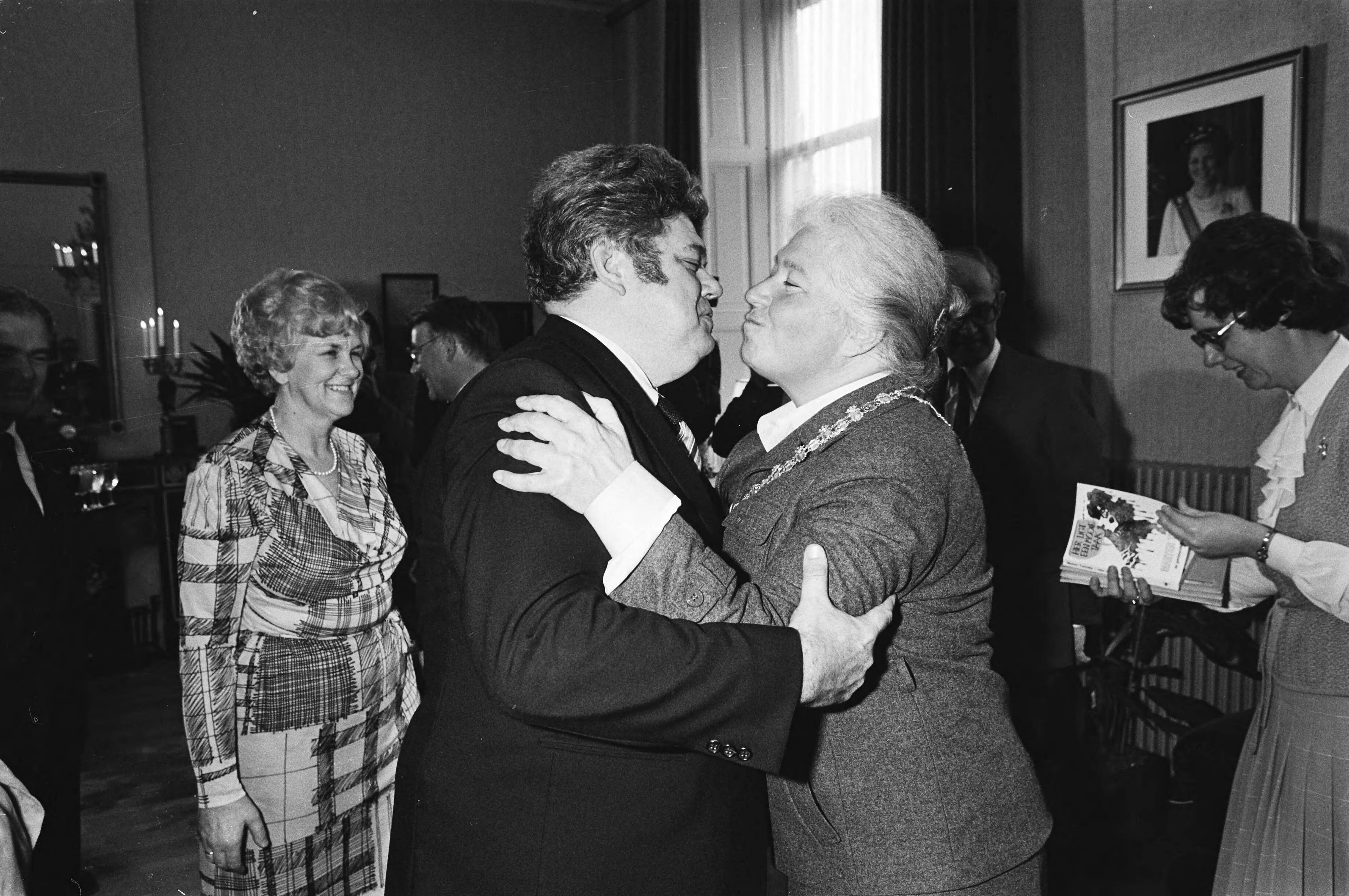 Fotocollectie Anefo — Mevrouw drs. Vos- van Gortel geinstalleerd als burgemeester van Utrecht, drs. Vos- van Gortel krijgt een kus van oud burgemeester van Utrecht, Vonhoff — Foto: Dijk, Hans van / Anefo. Licentie: Set B: Rechtenvrij / Publiek Domein. Bron: Nationaal Archief. http://hdl.handle.net/10648/acf8a78c-d0b4-102d-bcf8-003048976d84
