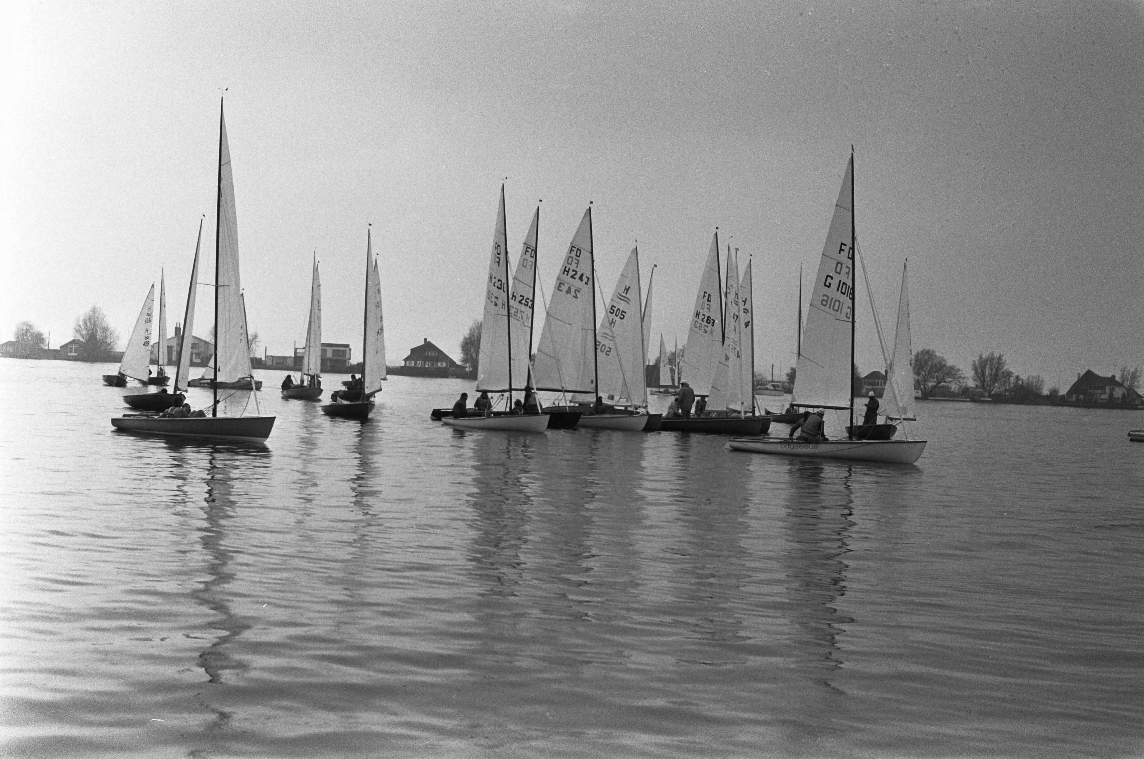 Fotocollectie Anefo — Internationale paasregatta in Loosdrecht, Tornados tijdens wedstrijd — Foto: Punt, W. / Anefo. Licentie: Set B: Rechtenvrij / Publiek Domein. Bron: Nationaal Archief. http://hdl.handle.net/10648/ac2a6ee4-d0b4-102d-bcf8-003048976d84